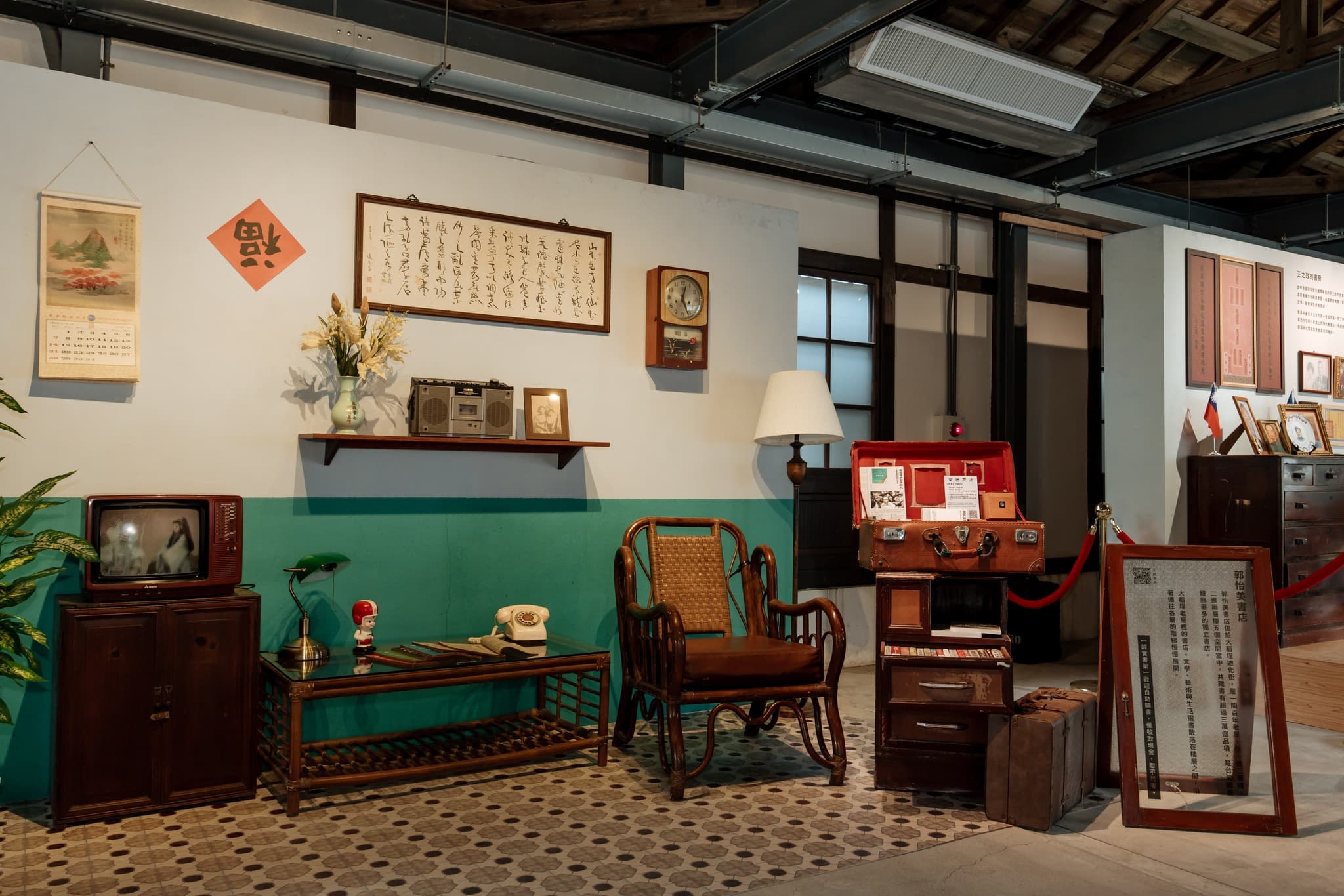 山峸參與北投中心新村《眷時空想Into Kindred Era’s Atelier：時代書景實驗所》特展的空間設計與製作，現正展出中。（翻攝自山峸粉絲專頁，鄭宇辰攝影）