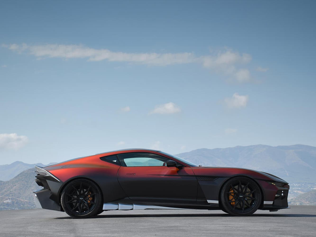 車身輪廓來看,Valen 仍然能看出 Vanquish 的身影,但 Aston Martin 已針對車內外進行大幅重新設計。