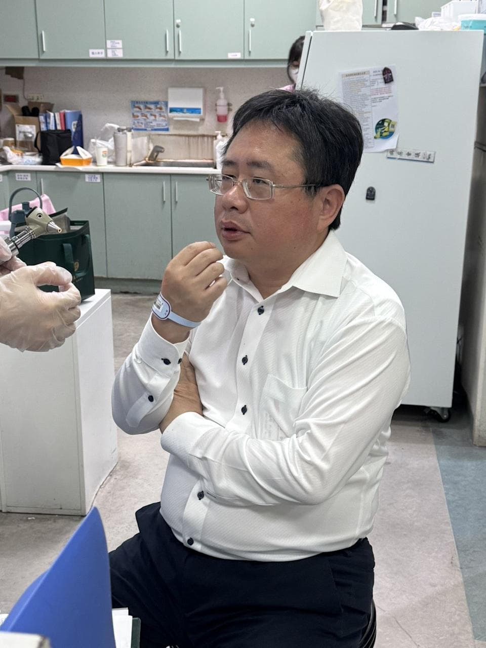 矢板明夫在受訪時還原了驚悚的事發經過。(施志昌提供)