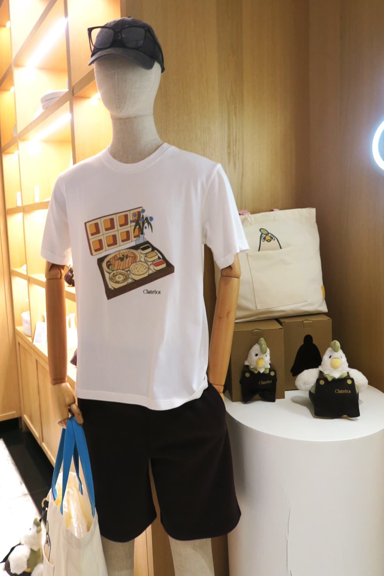 Chatterbox近年不但推出各種周邊商品,也與UNIQLO合推聯名T恤。