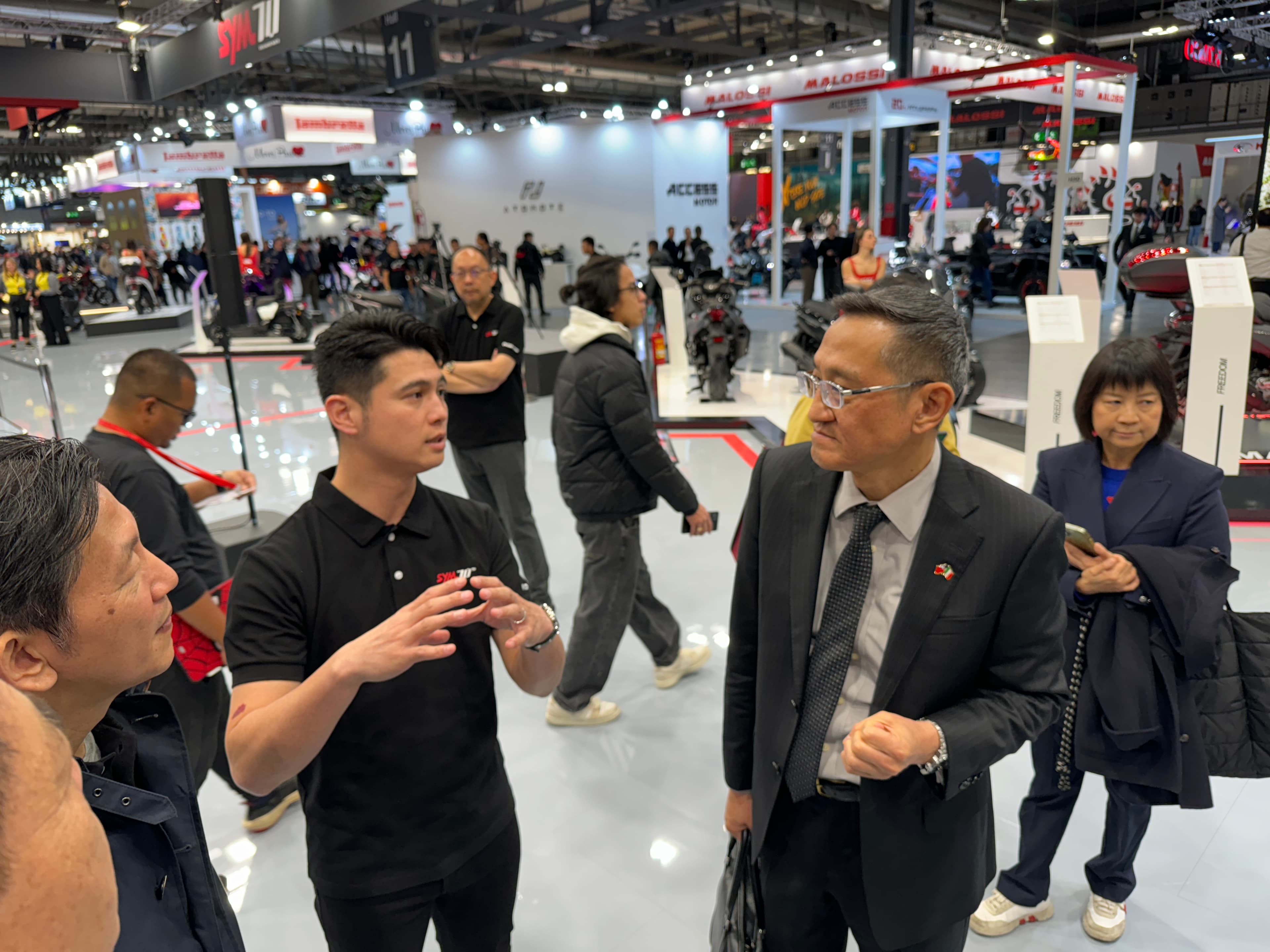 駐義大利代表處大使蔡允中（右2）關心台灣機車產業發展。