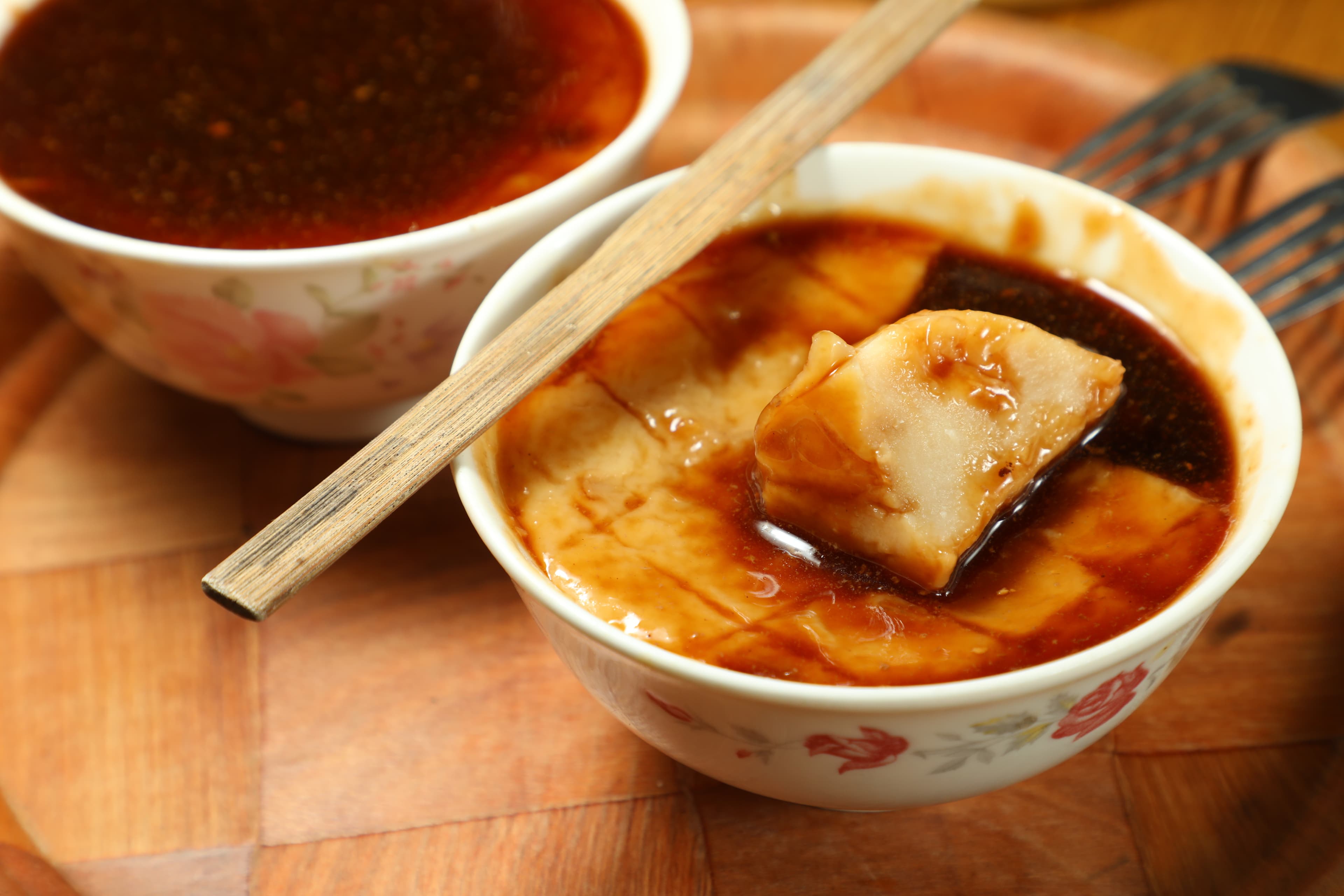 每天早上現磨在來米漿製作的「碗粿」內有肉塊、滷蛋,淋上醬油、中藥材與蒜泥調製的醬汁。(35元/個)
