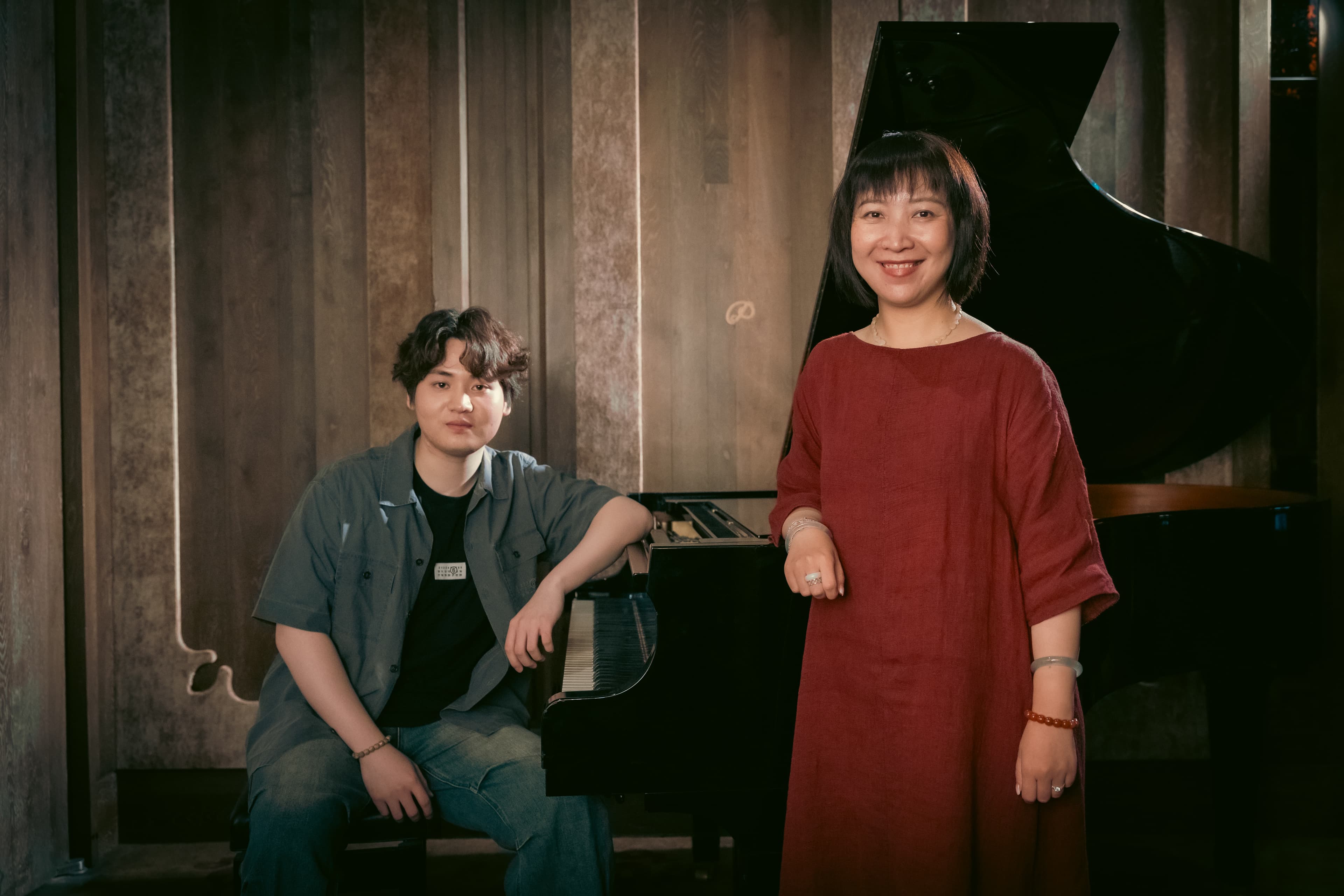 製片人李倩(右)透露,陸一彈奏的《彩雲追月》把古典音樂門外漢的她聽哭了,驚嘆陸一的琴技之高。(兩岸電影展提供)