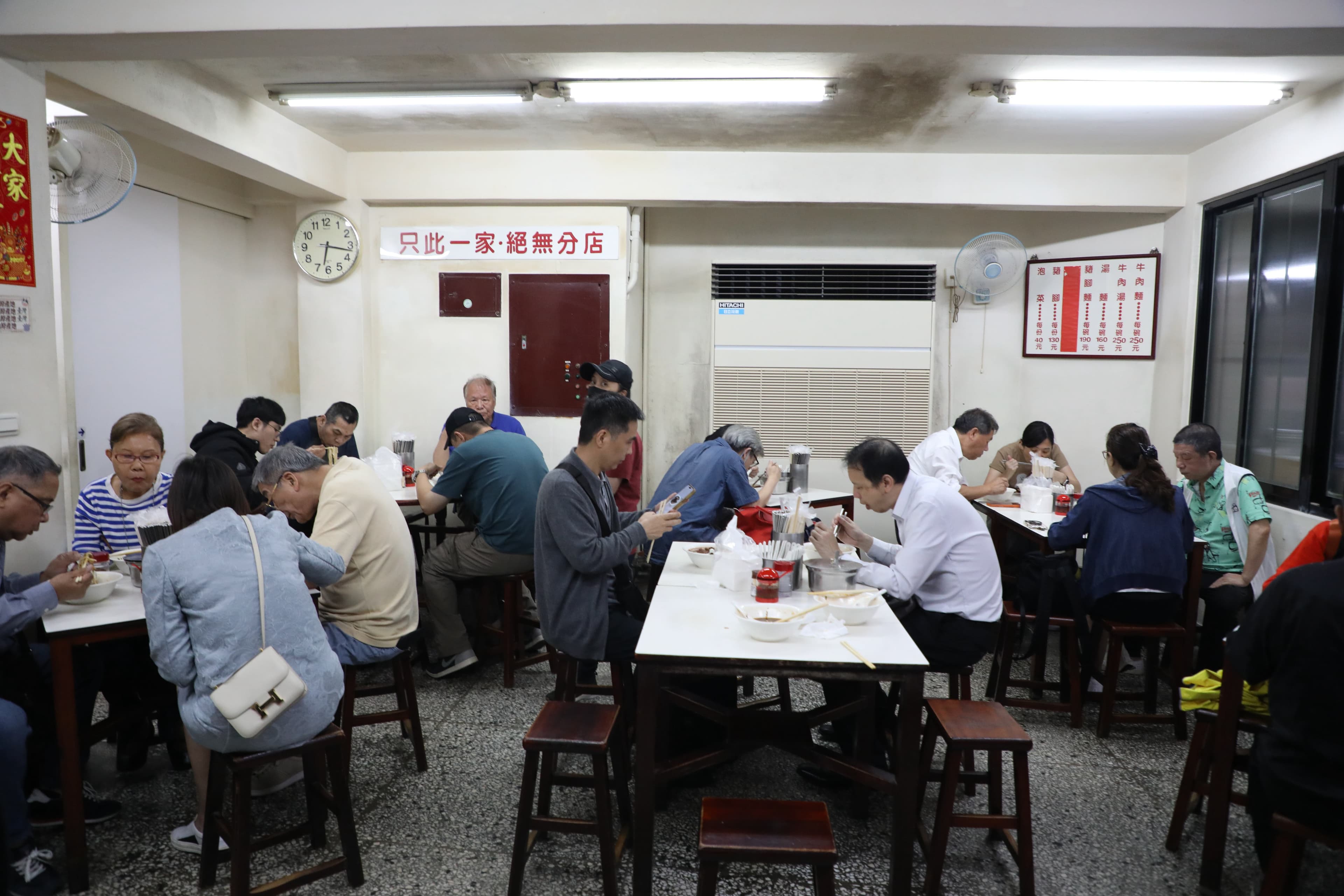客人絡繹不絕,內用併桌是再自然不過的景象。