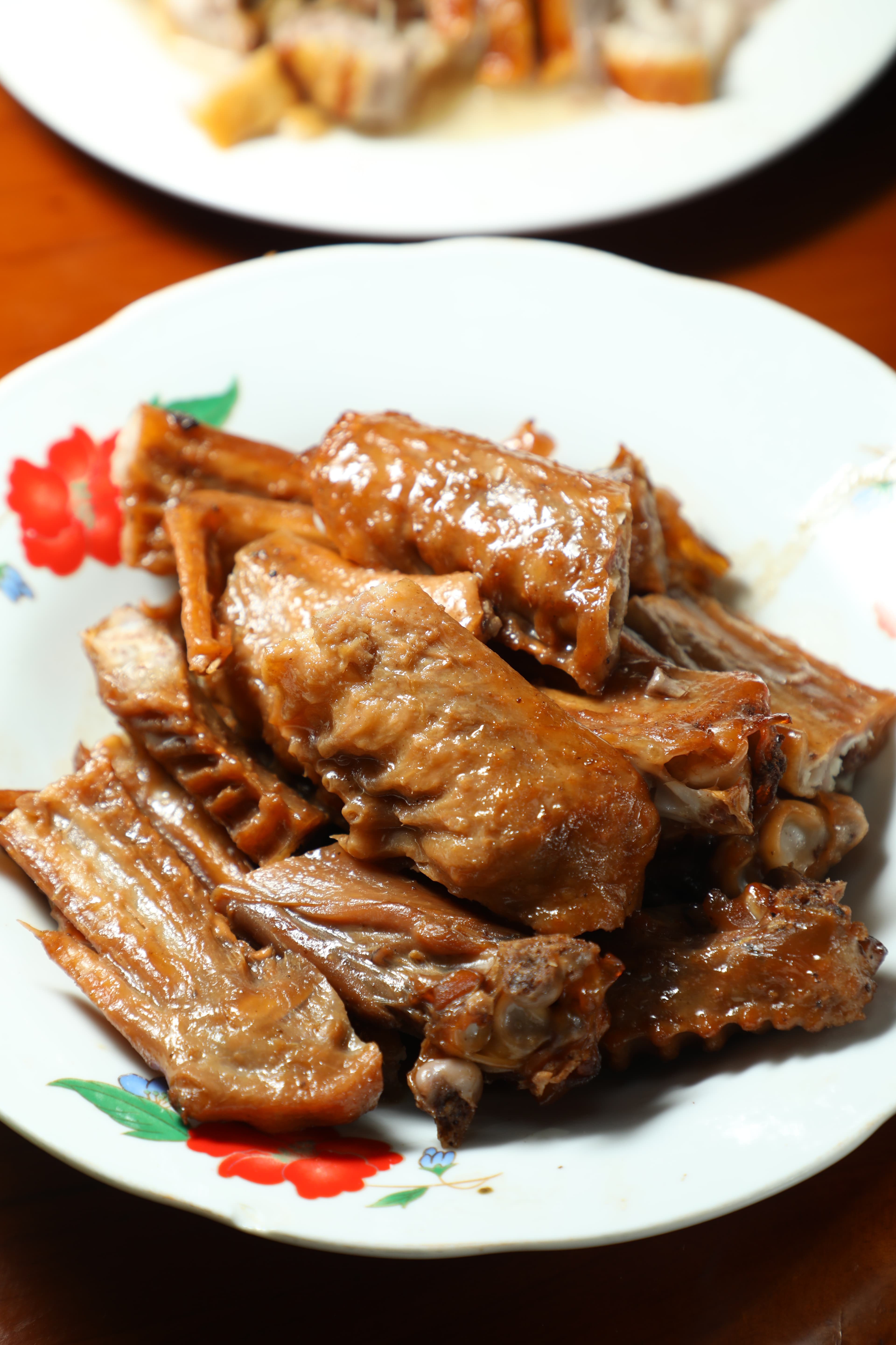 「鴨翅」滷得油亮且十分夠味。(30元/隻)