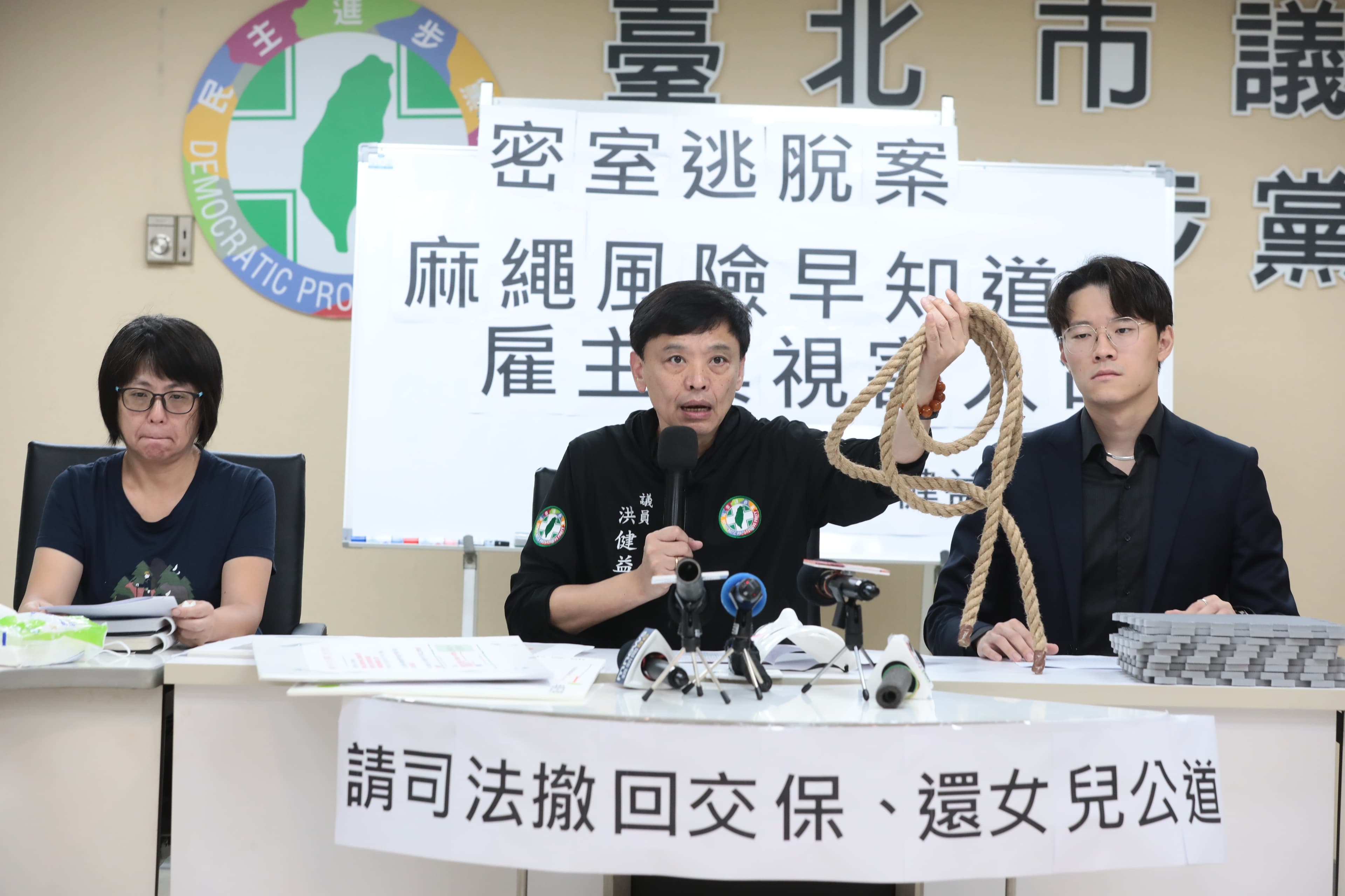 台北市議員洪健益開記者會,吳女母親(左)首次出席。(鏡報林煒凱攝)