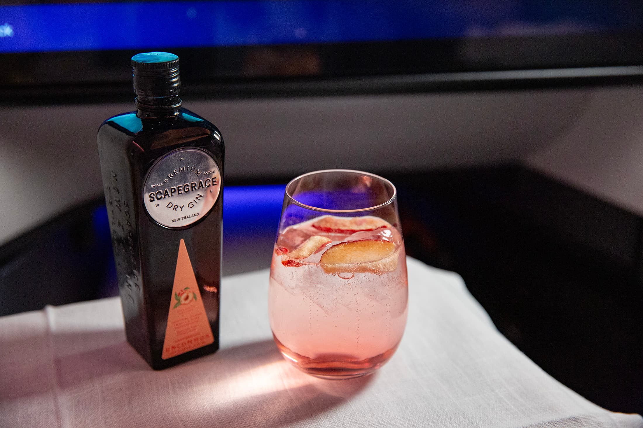 商務艙限定「燦金微醺Gold Blush」以Scapegrace Uncommon Gin搭配蘇打水、冷凍乾燥白桃,帶著桃香與粉紅胡椒氣息。