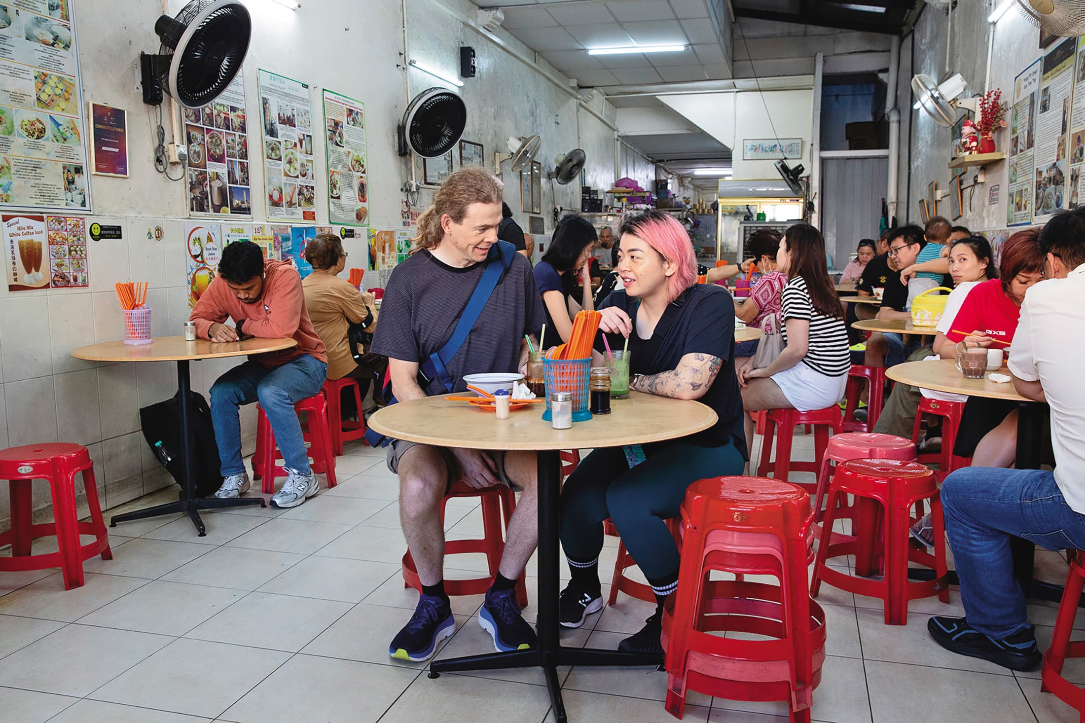 每天早晨都是「椰腳粿條湯」的熱門用餐時段,吸引世界各地旅客來朝聖。