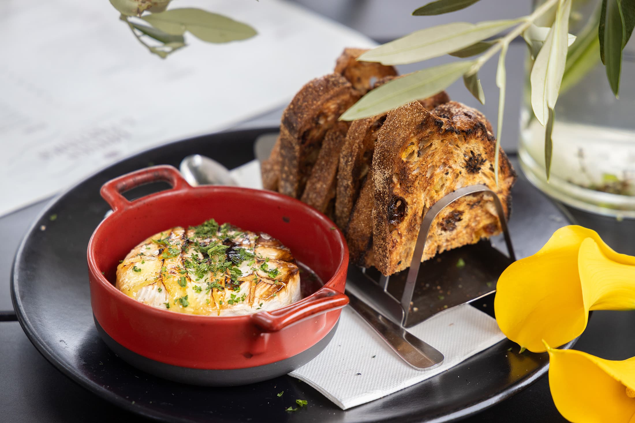 「Baked Camembert, honeycomb & fruit toast」在卡門貝爾起司撒上香草,並於底盤倒入Calvados白蘭地一起烘烤,搭配無花果、核桃、葡萄麵包,是一道完美的佐酒小食。(23紐幣/份,約NT$450)