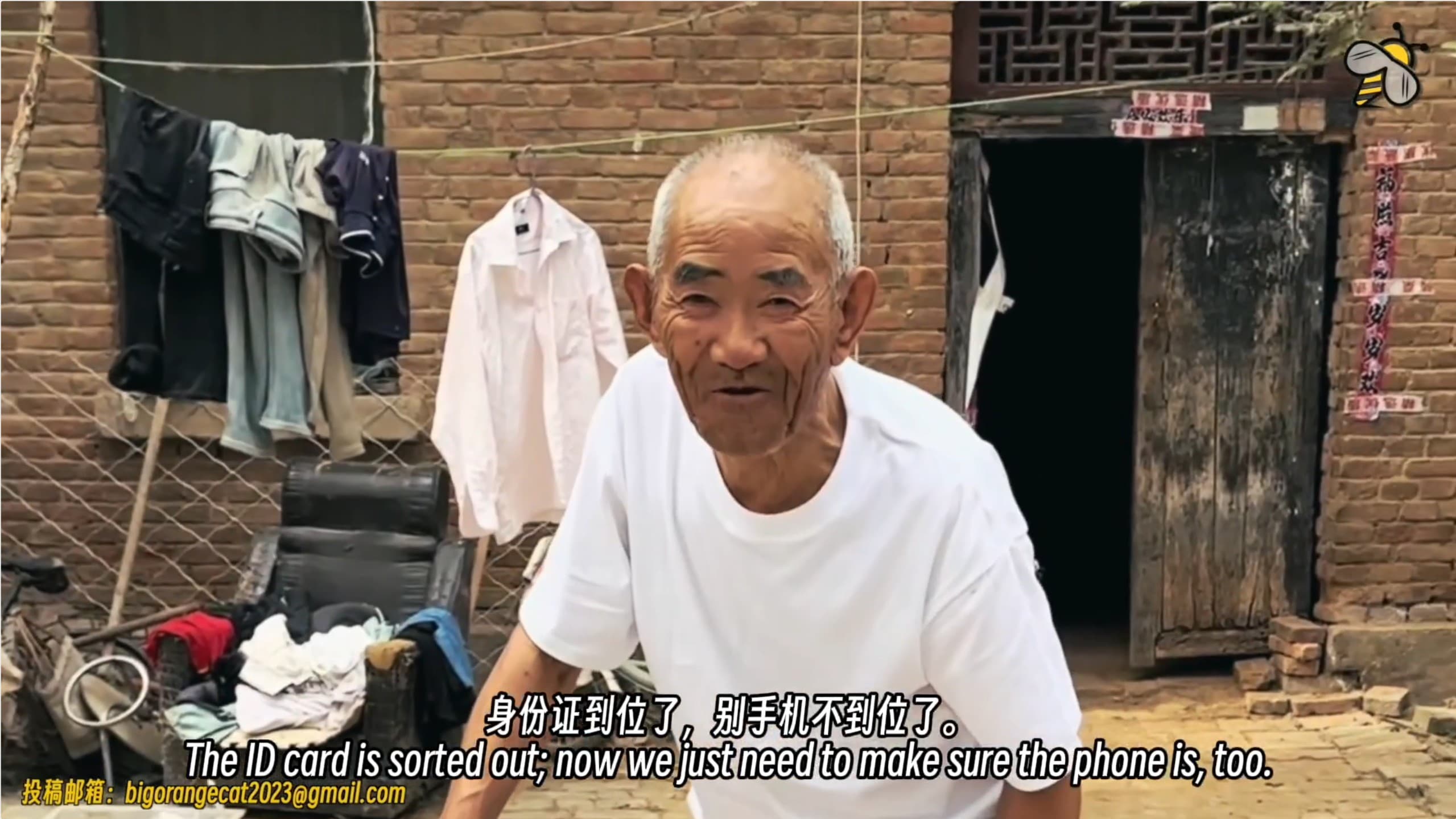 與孫美華一起生活的「龍叔」提醒說,給了身分證字號交換到的手機要記得拿來。(翻攝網路)
