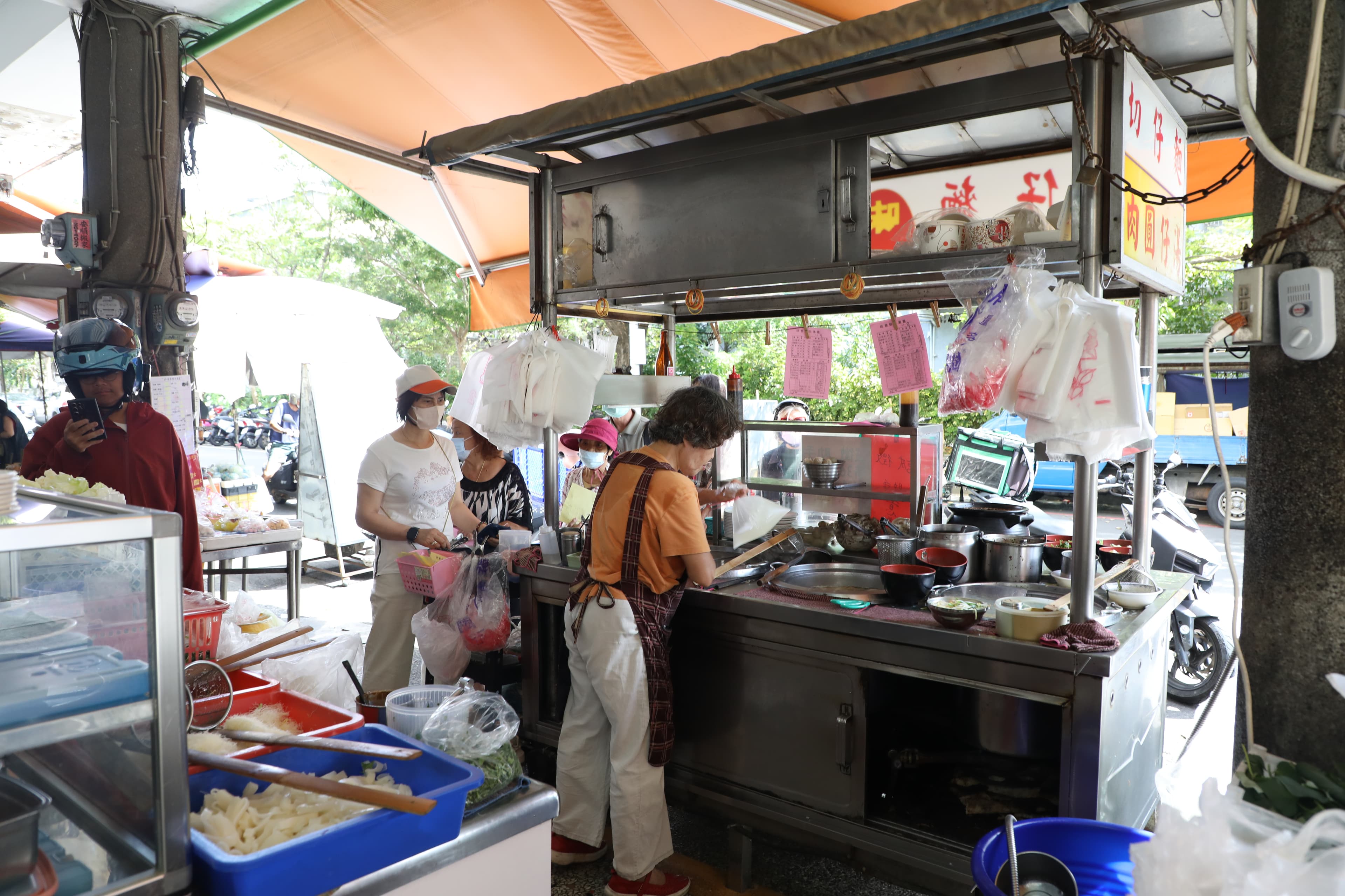 店門口擺了一個攤車專門煮鹹食。