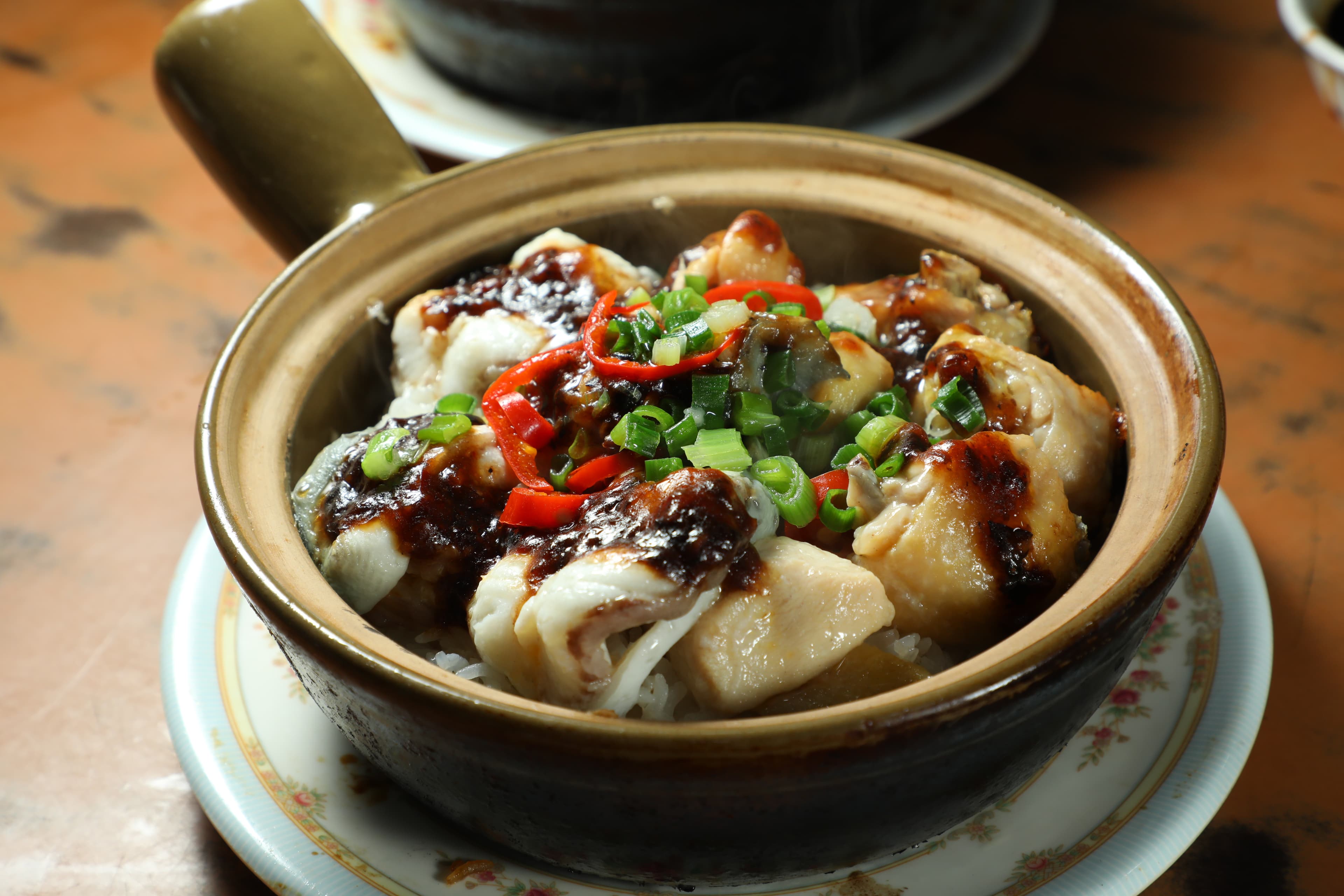 「白鱔滑雞飯」的白鱔軟嫩、雞肉Q彈,淋上醬汁味道更好。(港幣120元/份)
