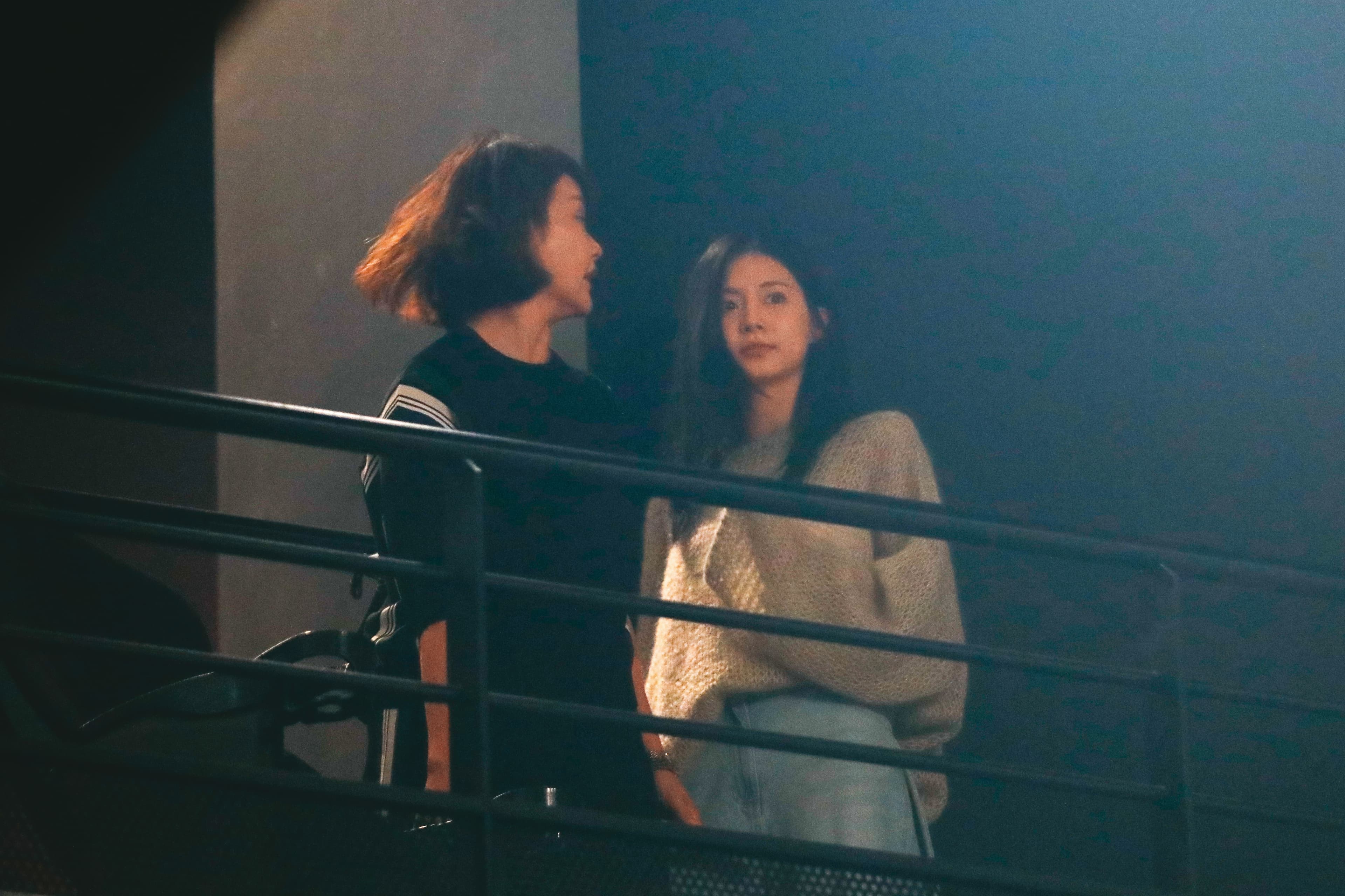 周子瑜媽媽（左）陪著女兒（右）到處工作，常出現在演唱會上。