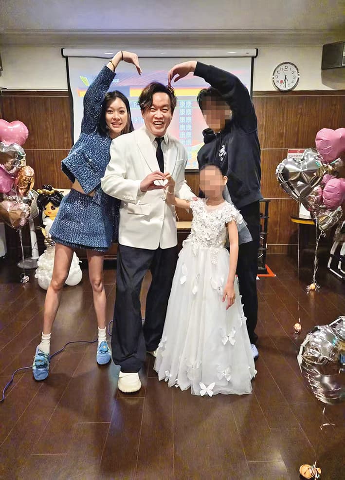 康康（左2）為7歲女兒慶生，辦了一場婚禮，全家都開心。（翻攝自康康粉絲團）