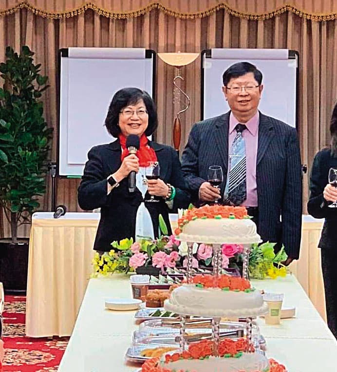呂秀金(左)、黃振輝(右)接受學員慶生祝賀。(受訪者提供)
