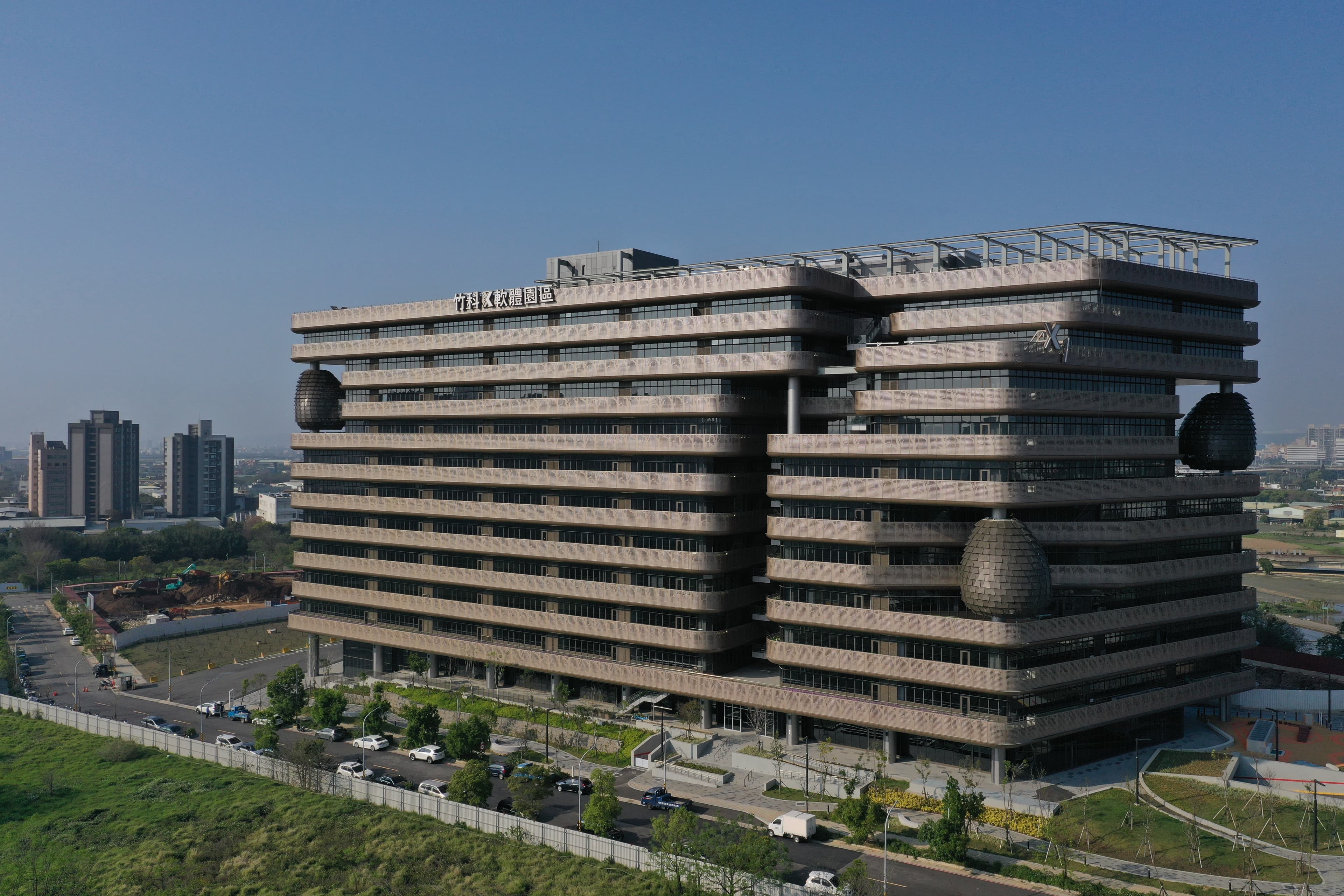 竹科X計畫推動下,產業與公共建設同步展開,帶動新竹生活圈版圖擴展,也成為支撐區域房市的重要動能。(圖/鴻柏建設提供)