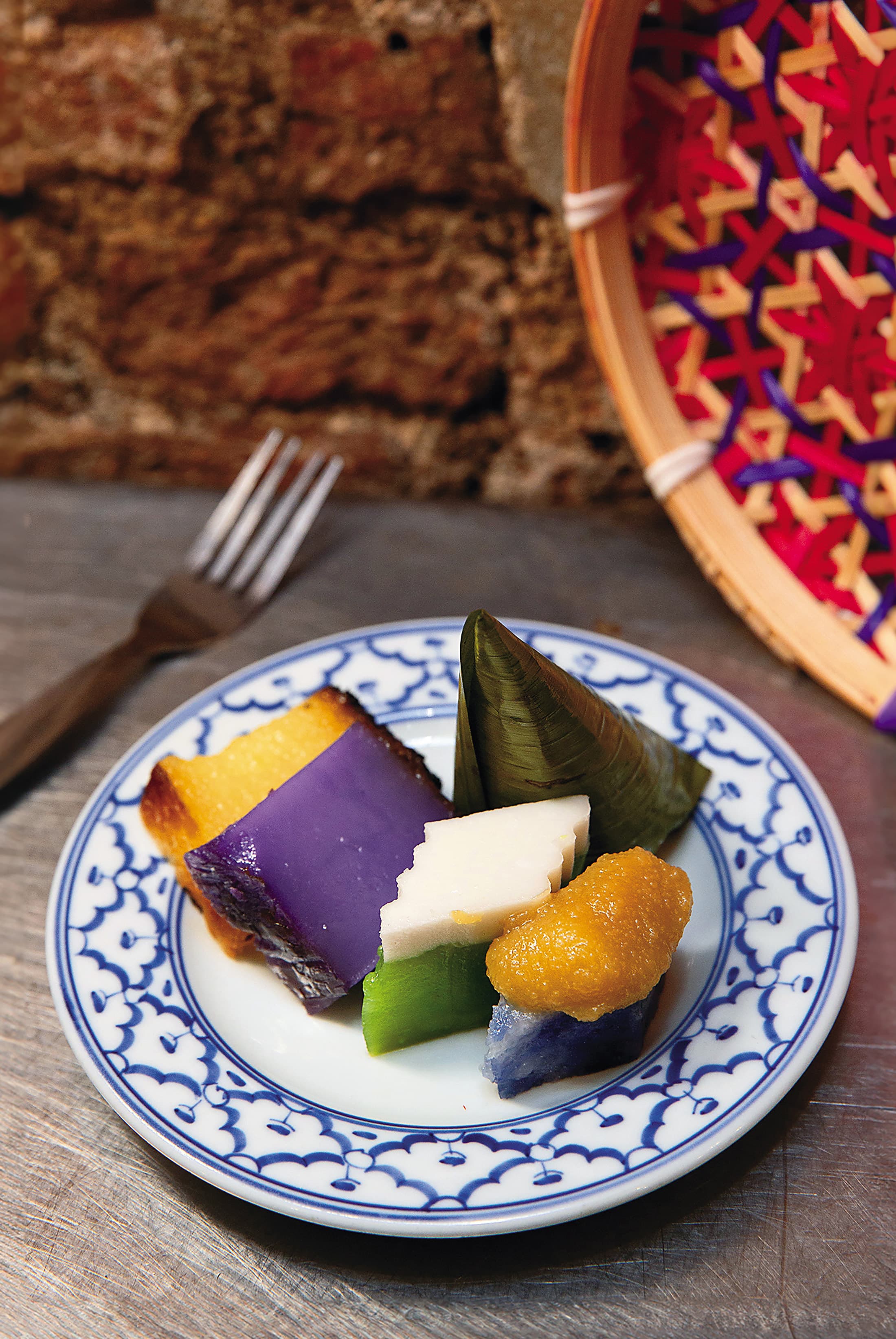 在店內能品嘗到「三角椰絲糕(Kueh Koci)」(後)與「蝶豆花咖椰糕(Pulut Tai Tai)」(前右起)「香蘭達蘭糕(Kueh Talam)」「紫薯米糕(Kueh Bengka Purple)」「木薯蛋糕(Kueh Bengka Ubi)」等多種娘惹糕點。(馬幣0.6~2.2元/份,約NT$5~17)
