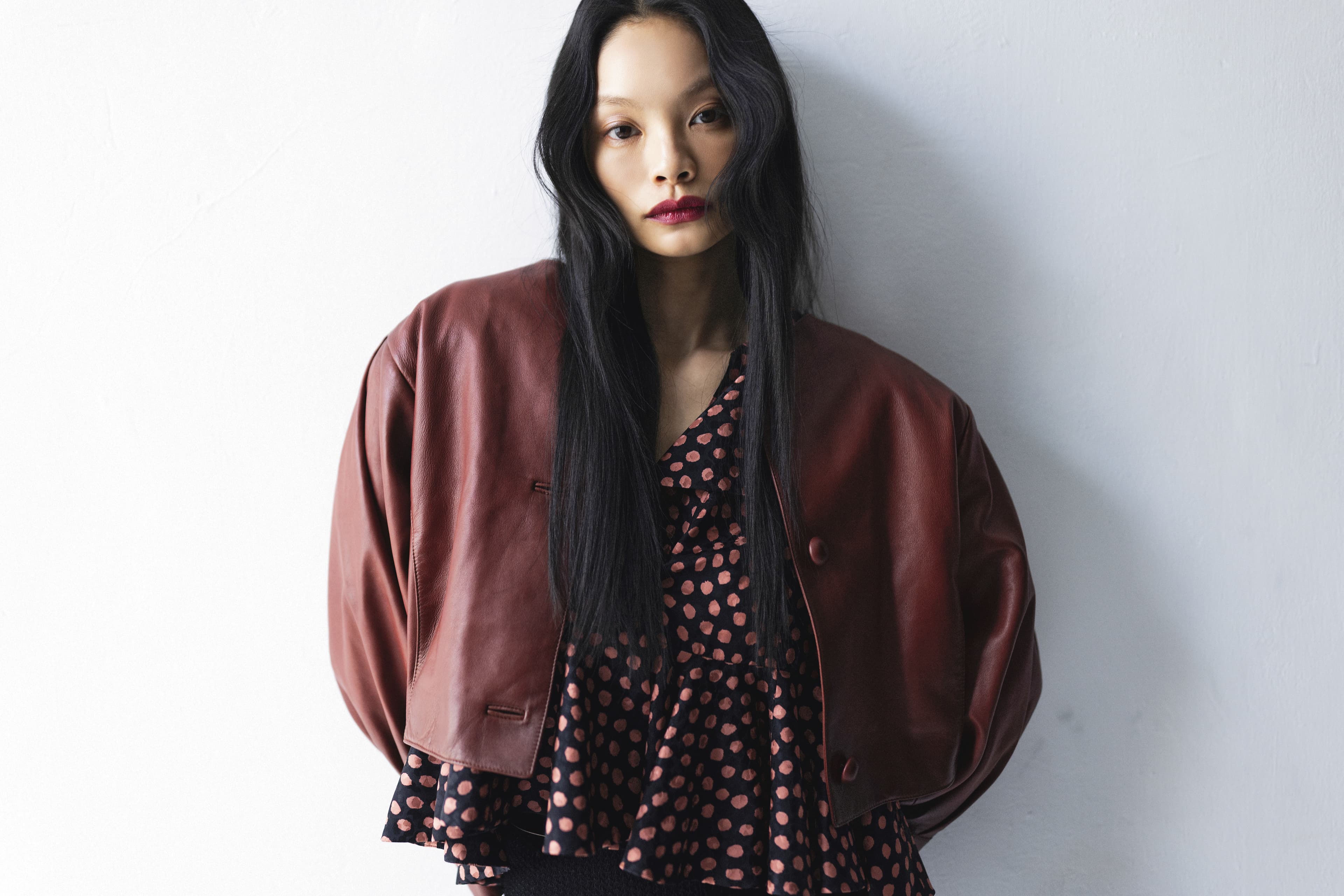 紅色短版皮夾克 NT$159,500/黑紅波點絲質上衣 NT$83,800 all by Chloé