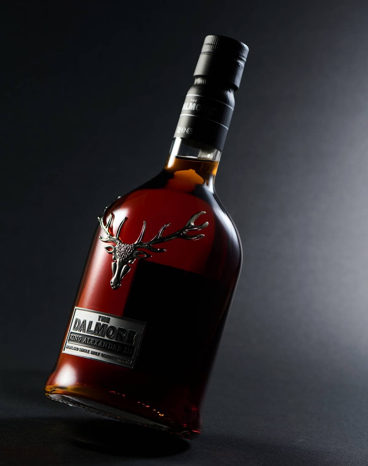 DALMORE 亞歷山大三世紀念款 類別:單一麥芽威士忌 產區:蘇格蘭高地區 特色:融合六種不同的橡木桶風味,包括美國小批次波本桶、30年Matusalem雪莉桶、馬德拉酒桶、義大利西西里島的馬莎拉桶、葡萄牙波特酒桶,以及法國卡本內蘇維濃紅酒桶,創造出層次豐富、口感醇厚的獨特風味,也是世上唯一分別熟成於六款獨特橡木桶的單一麥芽威士忌。 酒精:40% 建議售價:約NT$6,950