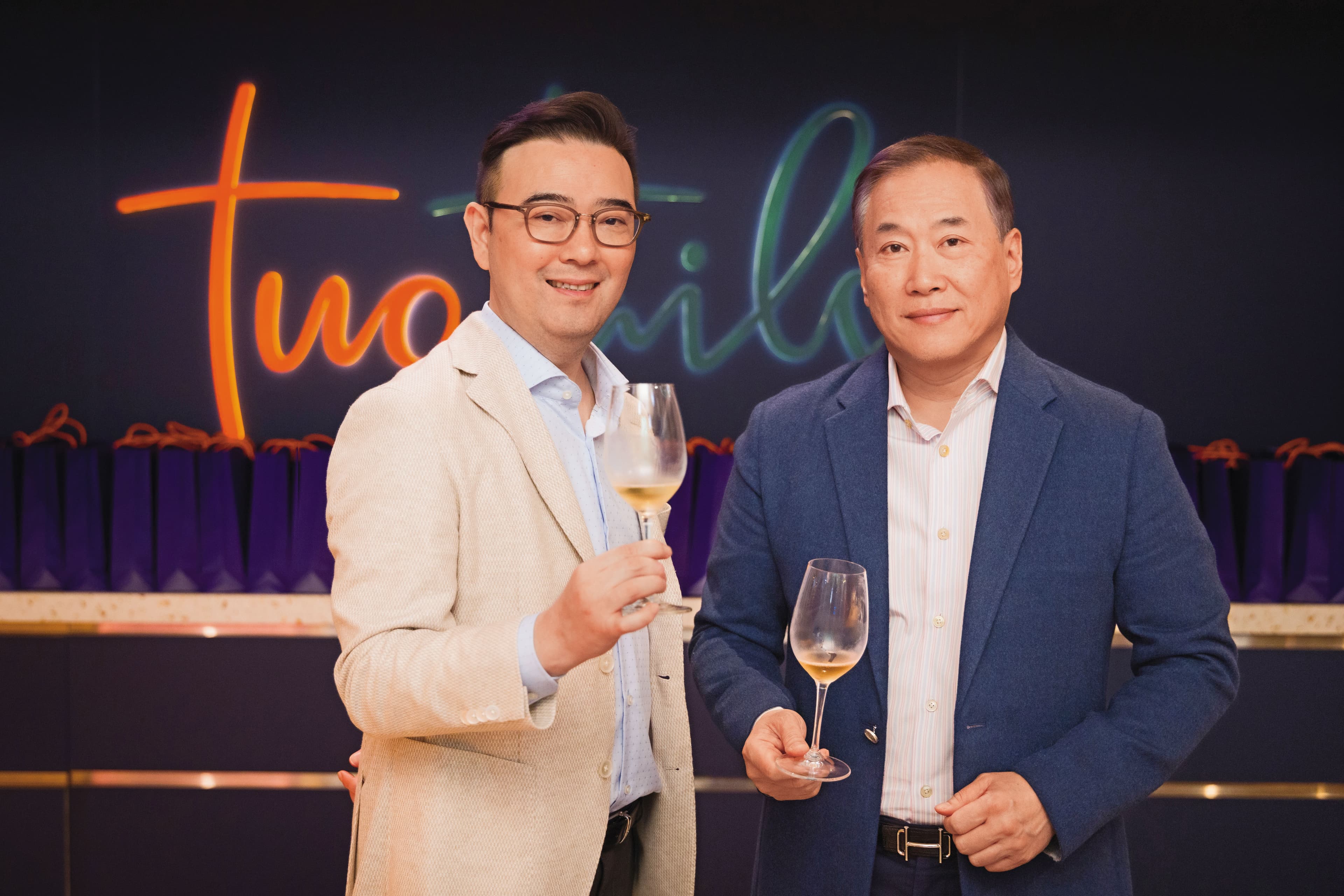 中租企業總裁辜仲立(右)聘請馮傑(左)打造旗下新品牌,2人在十多年前結識於北京。(樂樂旅提供)