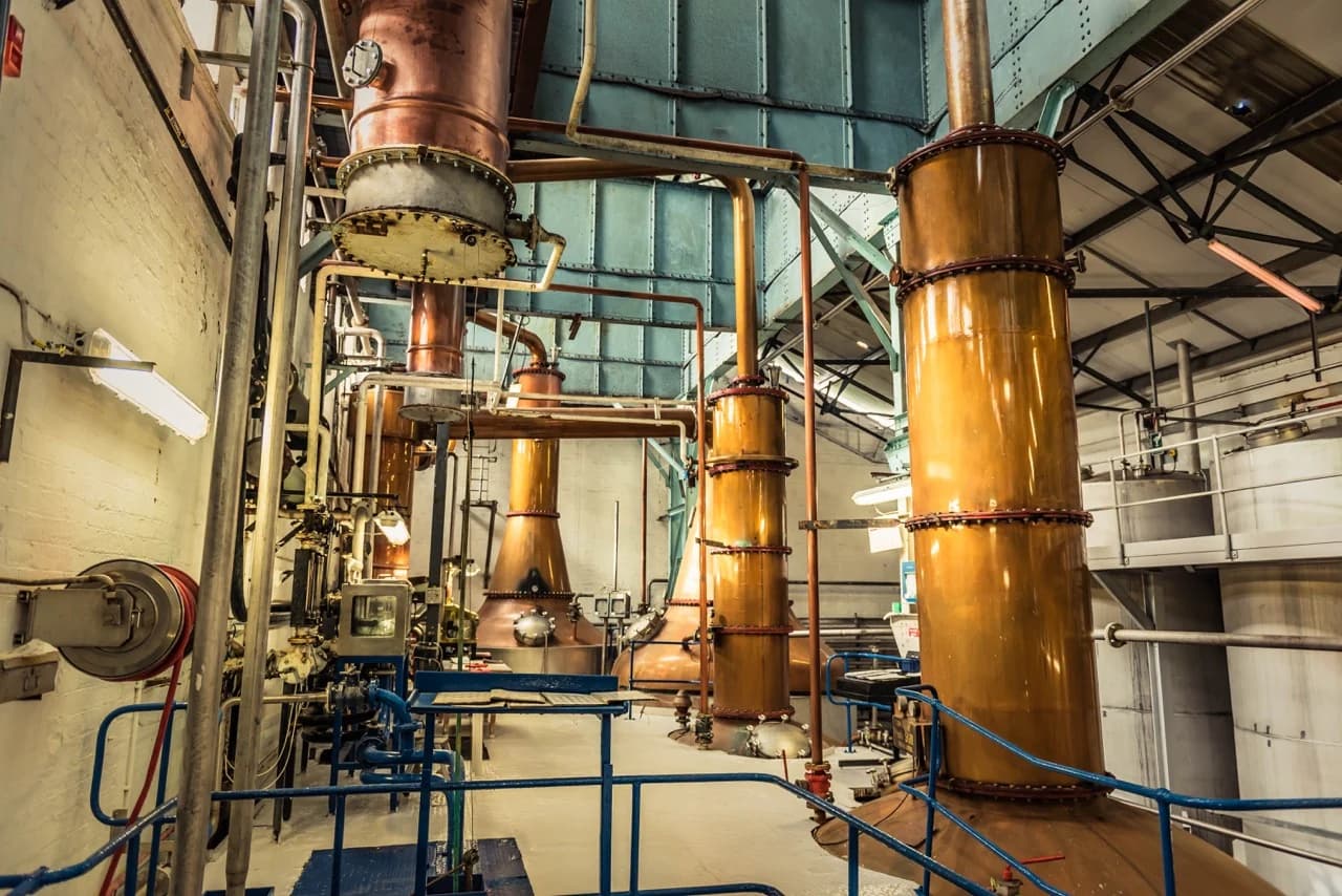 直頸壺式蒸餾器的構造,結合壺式蒸餾器的基底與直立頸部。