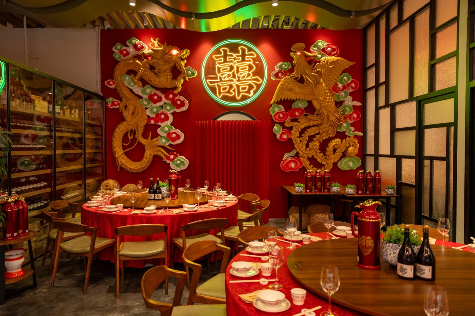 可當包廂使用的區域,以酒樓的喜宴風格裝飾。(九龍飯館提供)