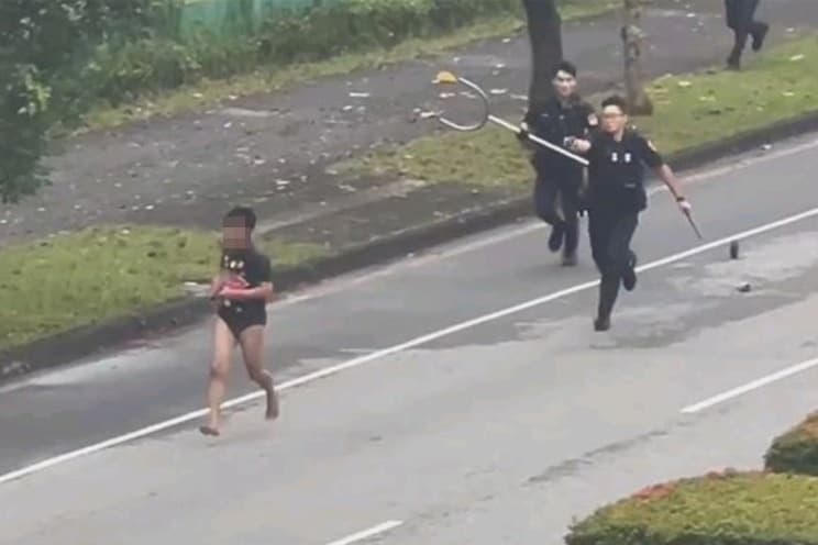 花蓮縣新城鄉今晨發生持刀搶案，逃逸移工遭多名警方圍捕，一度僵持對峙。（翻攝畫面）
