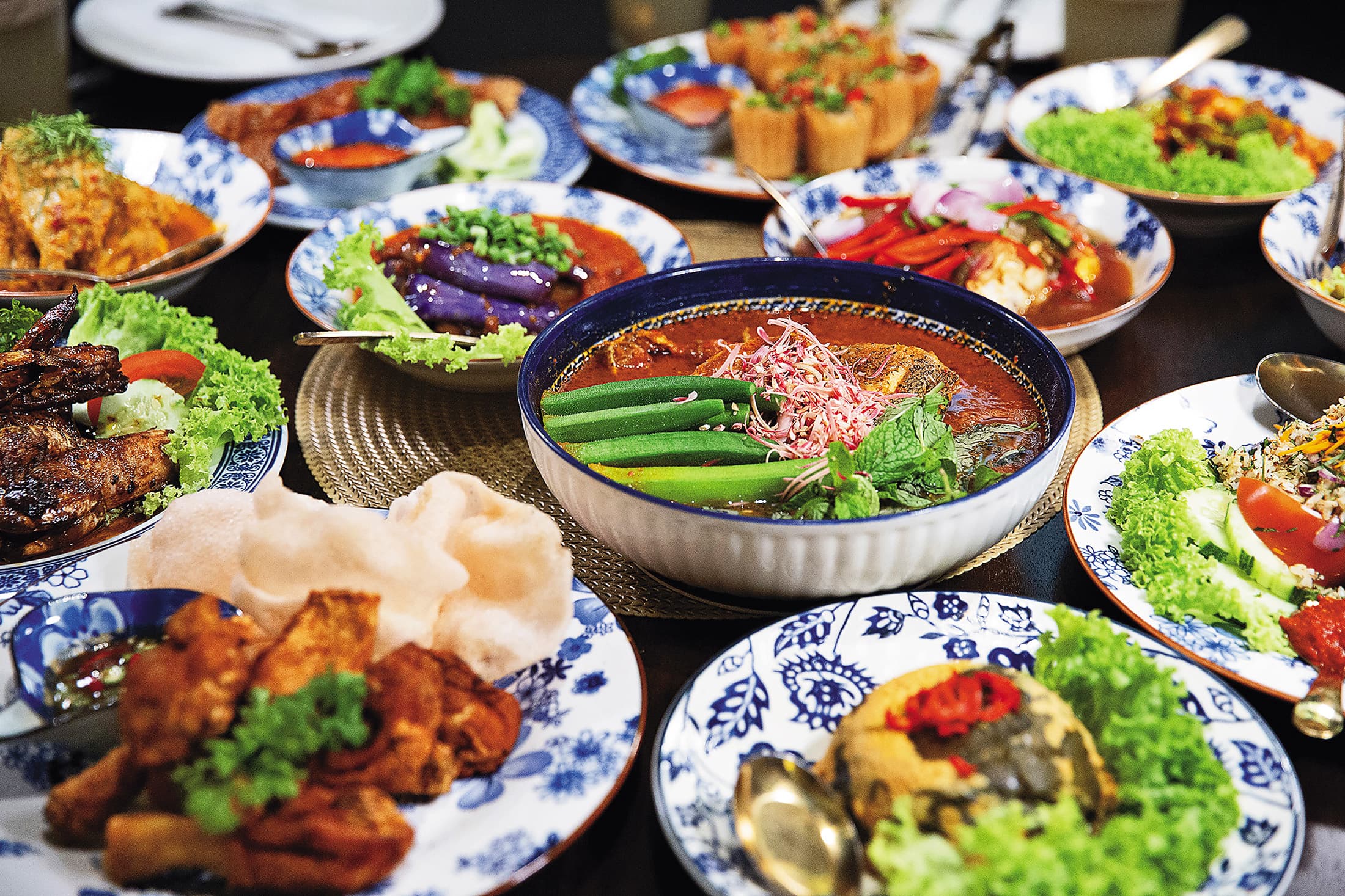 Gaik Lean以香茅、薑花、辣椒等多種香料製作的「亞參咖哩魚」,酸辣風味與口感呈現出娘惹菜餚的特色。(中,時價,圖中約馬幣115元/份,約NT$874)