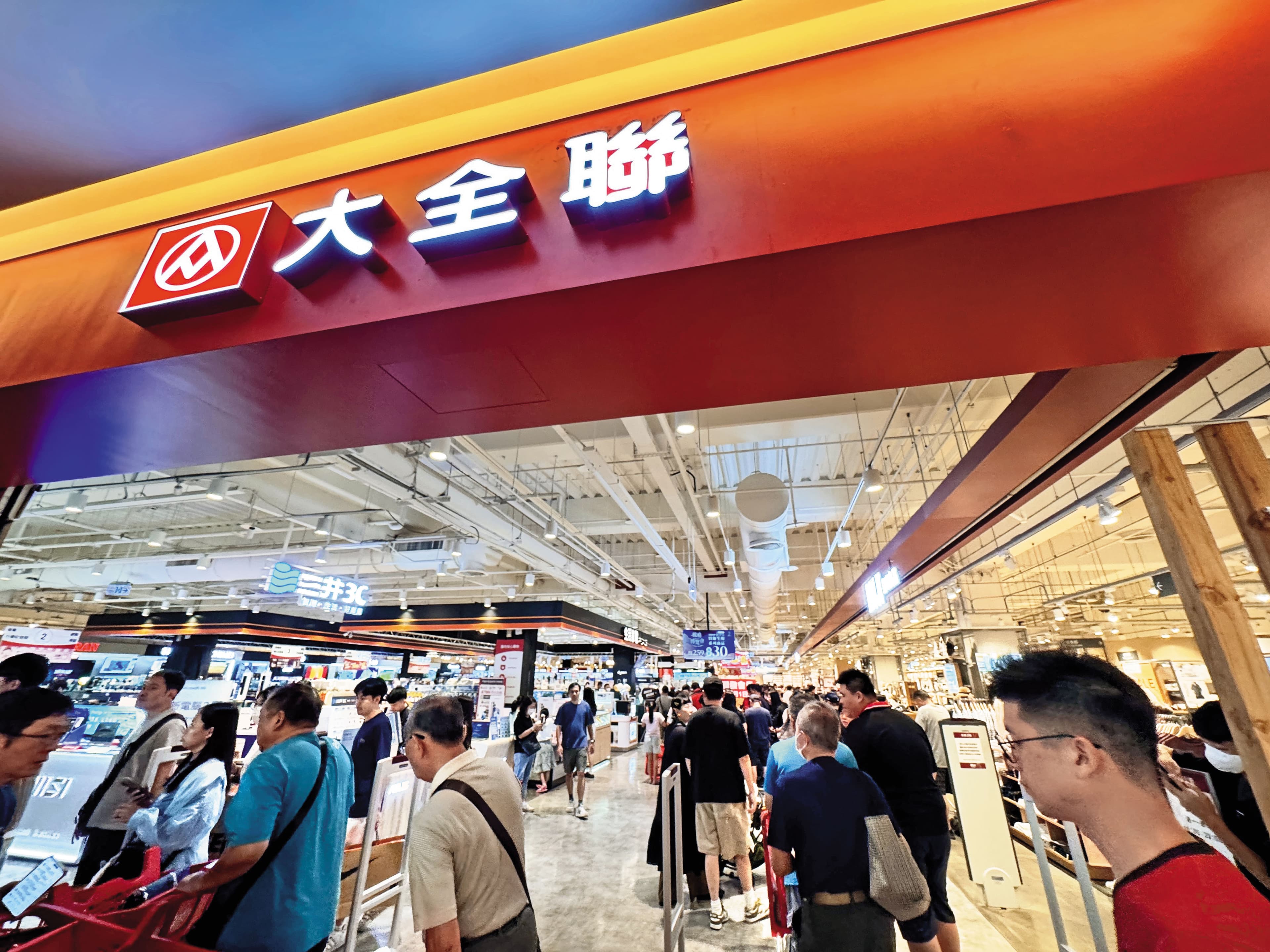 去年併購的大潤發換上大全聯招牌，進一步鞏固規模經濟，且結合實體與全電商線上、線下整合。全聯走了28年的路到達今日榮景。