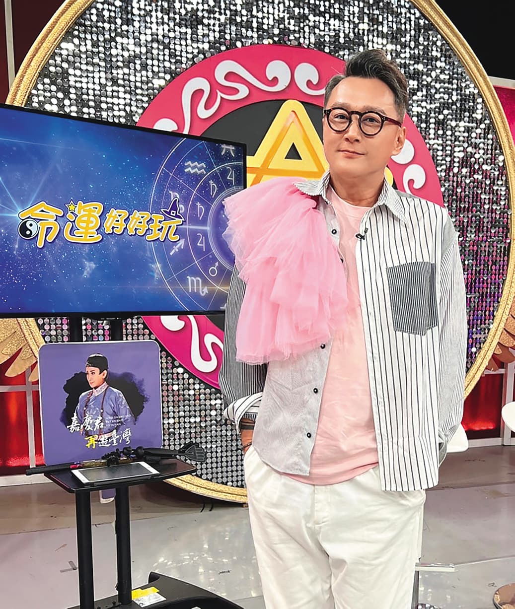 即使身邊女主持人來來去去,但何篤霖始終穩坐主持位,已成《命運好好玩》代名詞。(翻攝自何篤霖臉書)