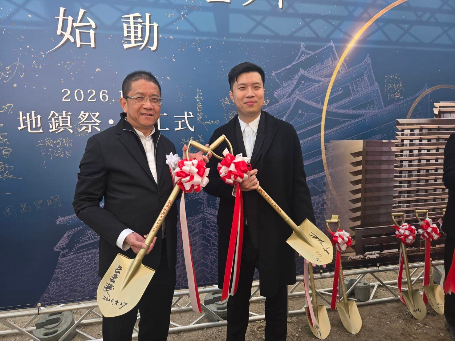 呂金發(左)的長子呂維哲(右)於美國紐約普瑞特藝術學院建築系畢業,他進入公司後引進許多國際級的建築師合作。熊本案也是由他主導。