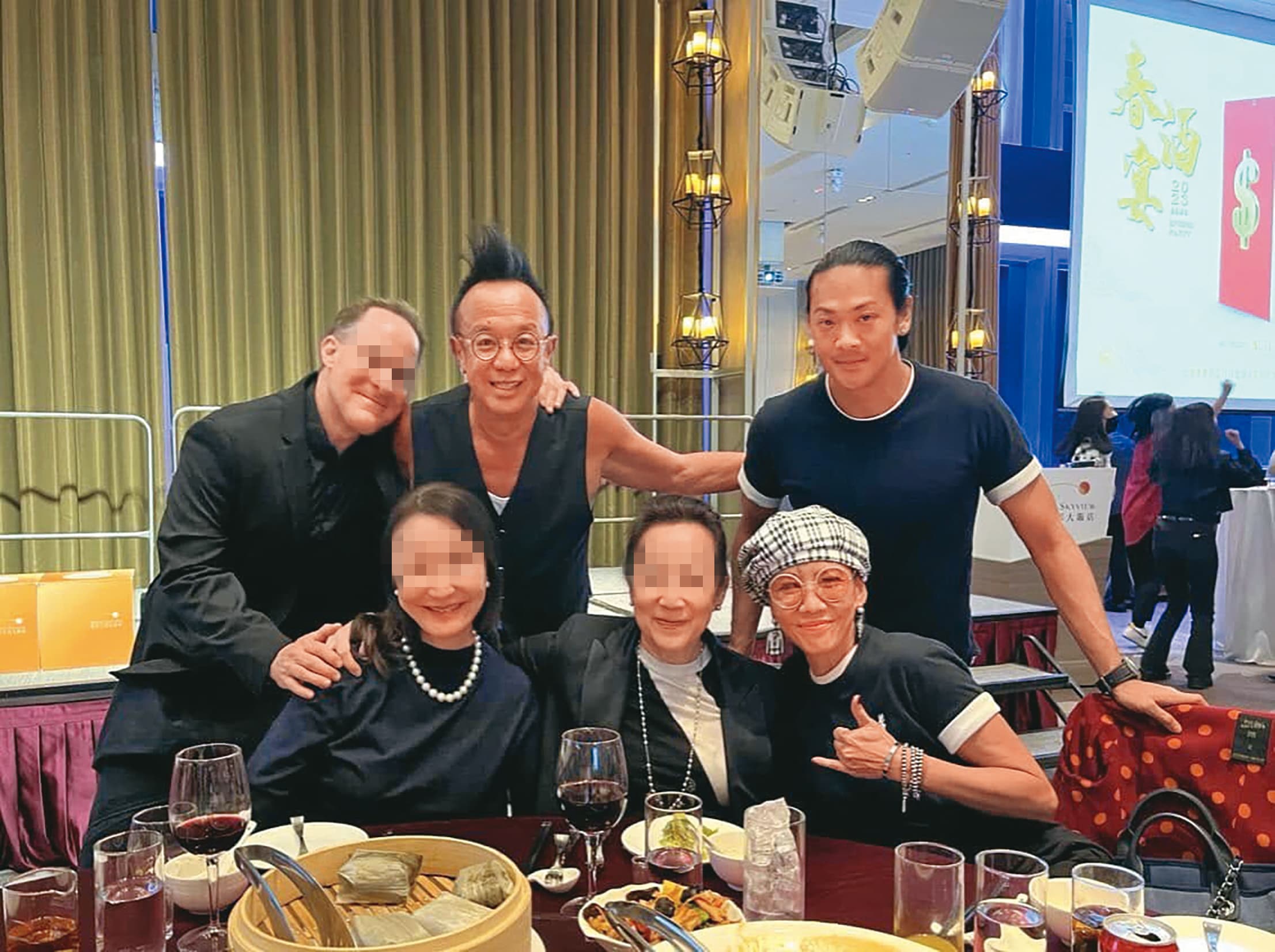 黃大煒(後排左二)帶著兩位姐姐與姐夫,一起出席春酒,Vicky(前排右)始終相伴身邊。後排右為兩人好友POLO WL。(翻攝自Vicky臉書)