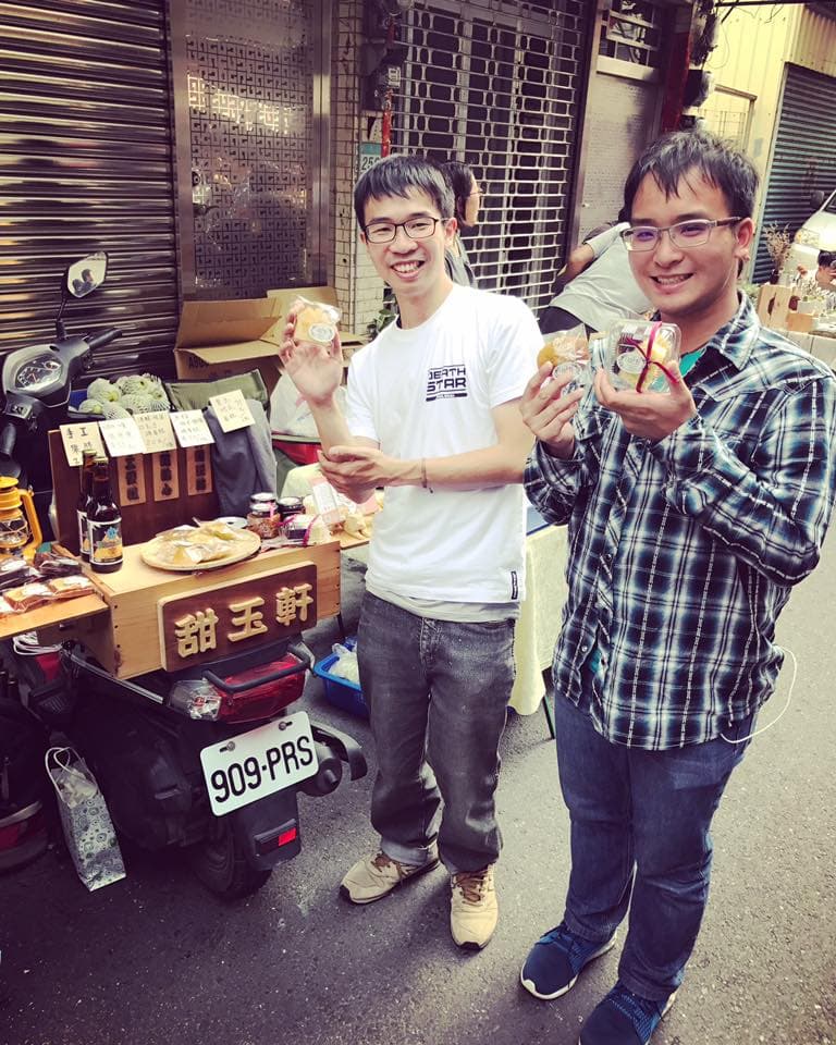 早期甜玉軒沒有店面,到處擺市集販售,還曾克難地擺在摩托車上賣。(林韡勳提供)