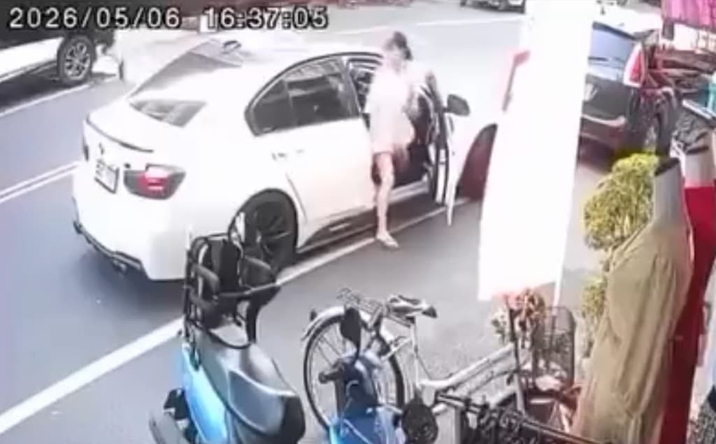 女子從白色BMW副駕下車後,不到3秒,後方毒駕賓士高速撞上。(翻攝自Threads/wupunpun_1216)