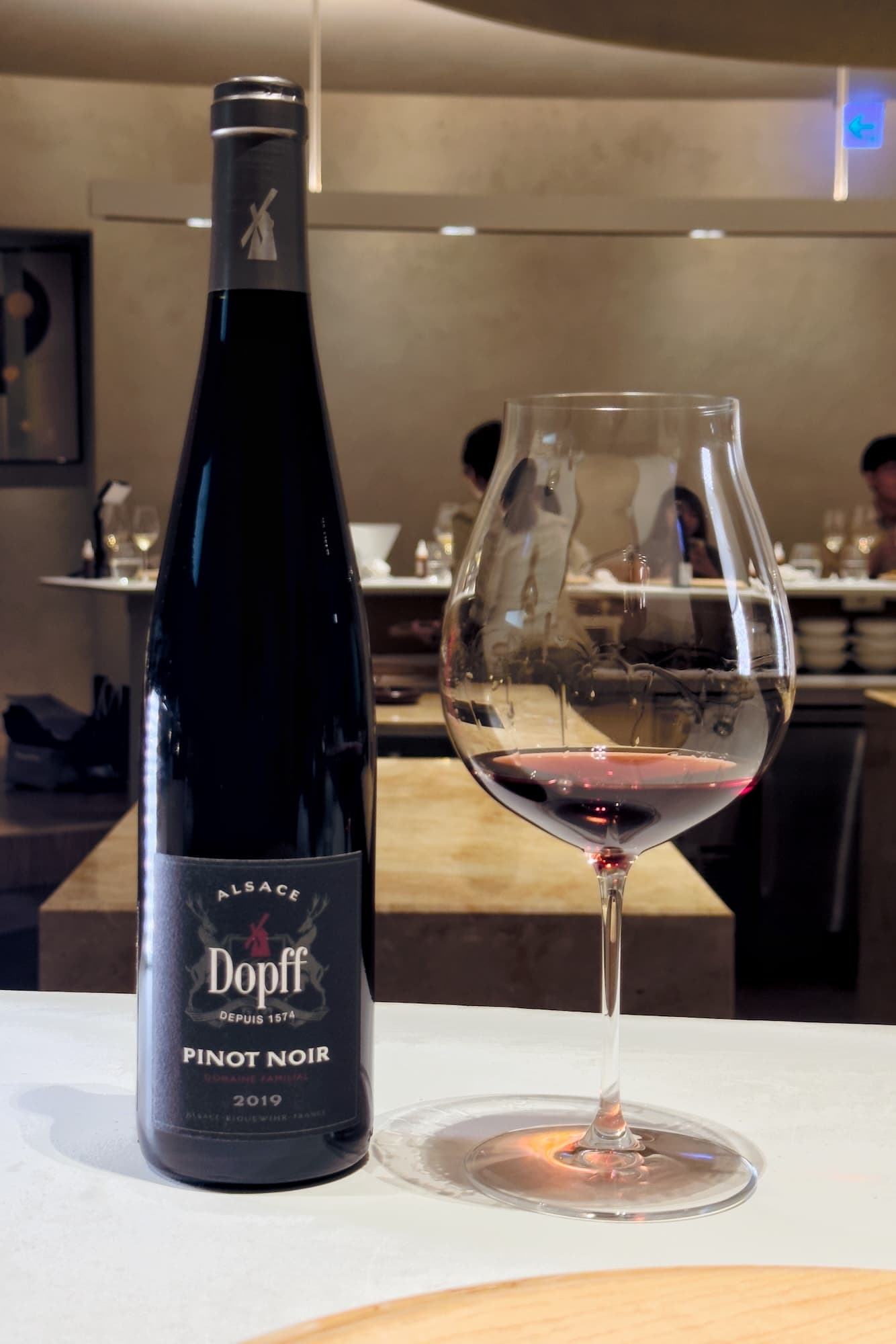 來自法國阿爾薩斯產區的「Dopff au Moulin Pinot Noir 2019」有著鮮明且酸甜的小顆紅色果實香氣,入口後會釋放出豐富的辛香料氣息,與鴨內臟、醬汁產生絕佳共鳴。