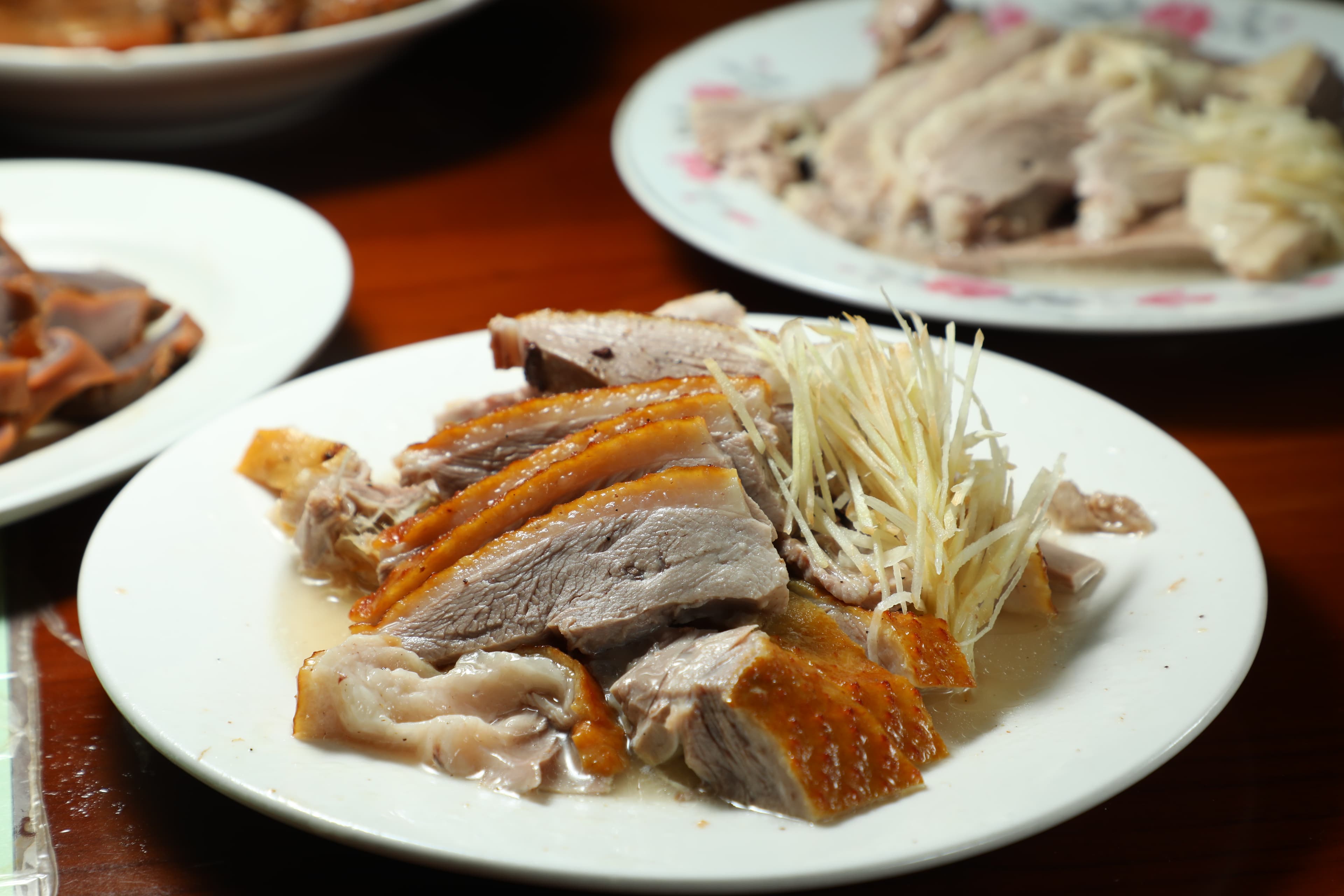 「富貴亭飲食店」的招牌是煙燻鵝肉,鵝皮Q彈且帶有獨特的焦糖香氣。(何宗昇攝)
