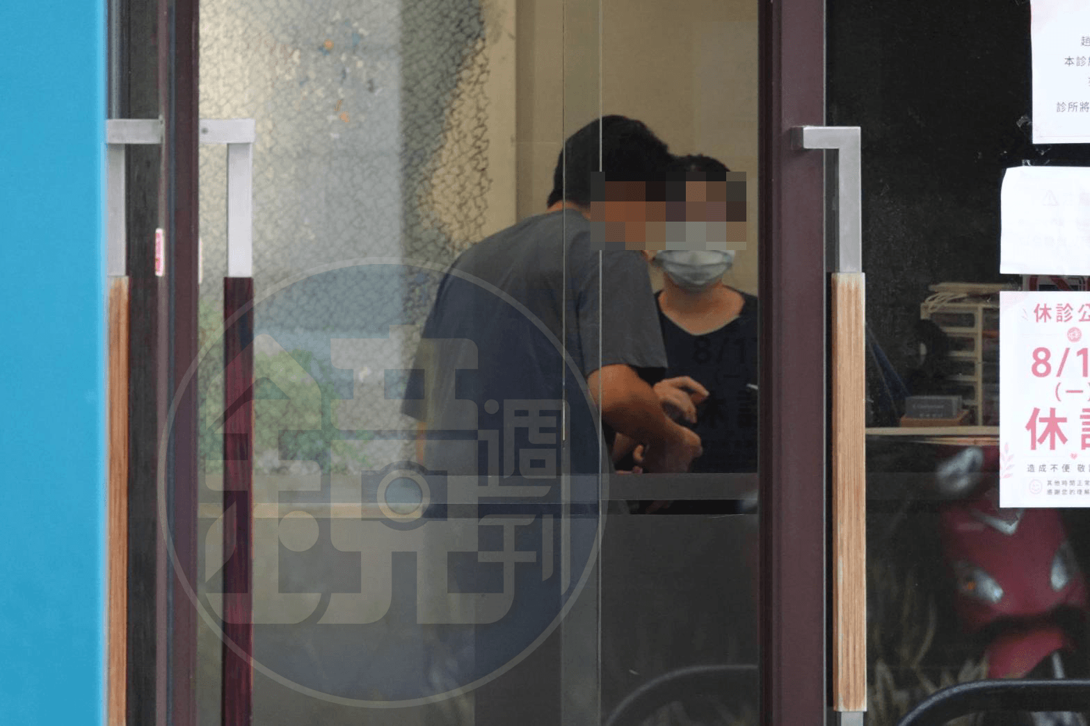 許芊芊的老公突然現身診所,而且面色相當凝重,過程中他與診所工作人員似乎在交辦一些事情。