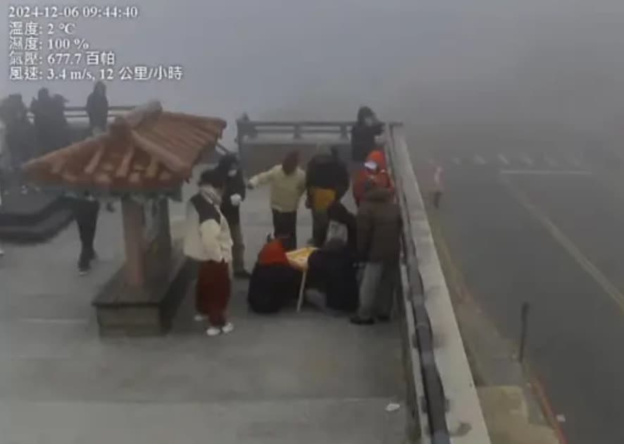 四人「打麻將」一直到10點才收桌,過程吸引大票路過遊客觀戰。(圖:翻攝自臉書粉專「中橫路況交通資訊站」)