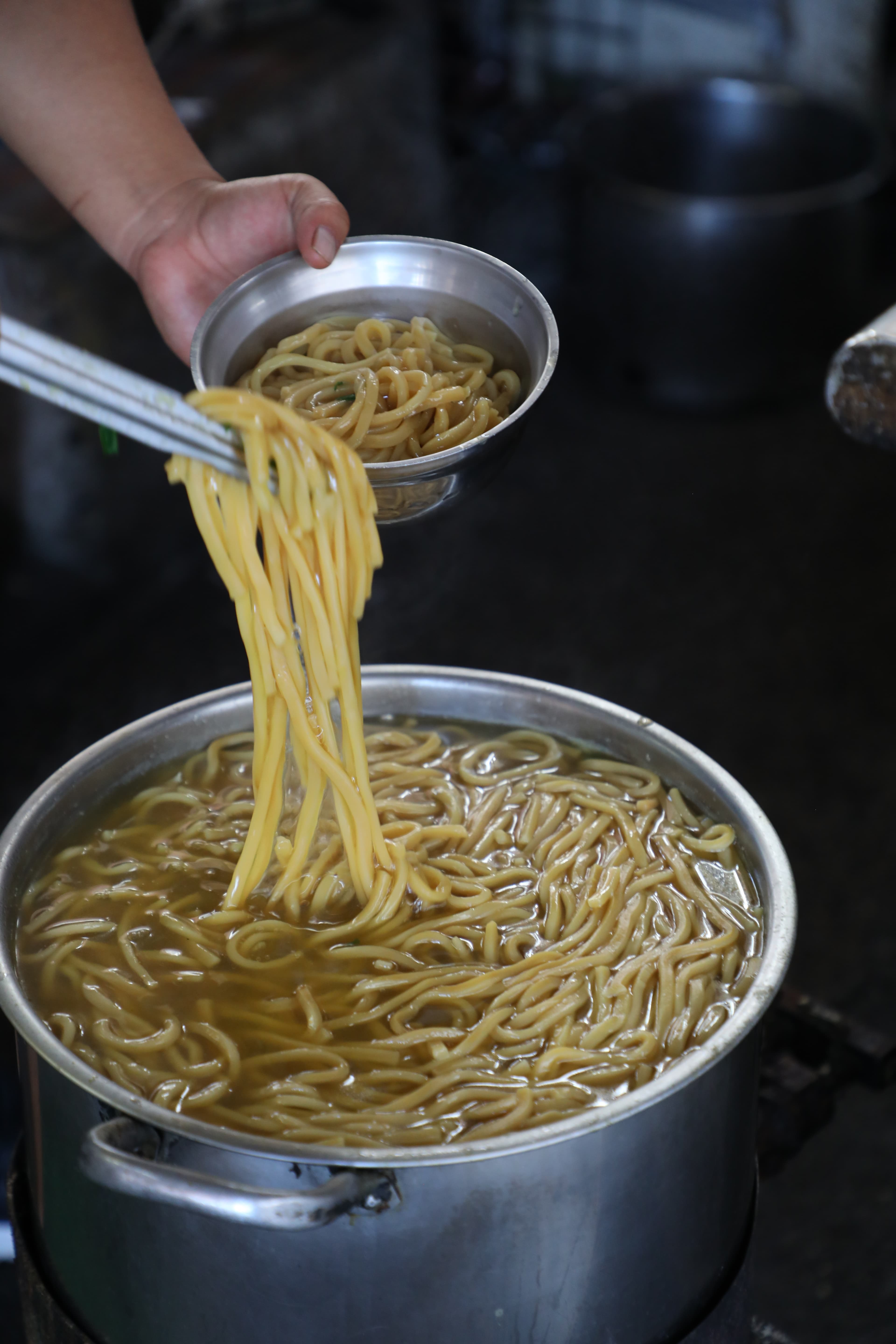 這鍋是煮麵的原湯，鹼味十足又黏稠。