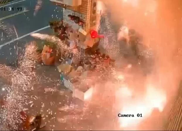 煙火炮引爆當下,除了發出巨響,伴隨火光和濃煙,嚇壞住戶。(翻攝畫面)