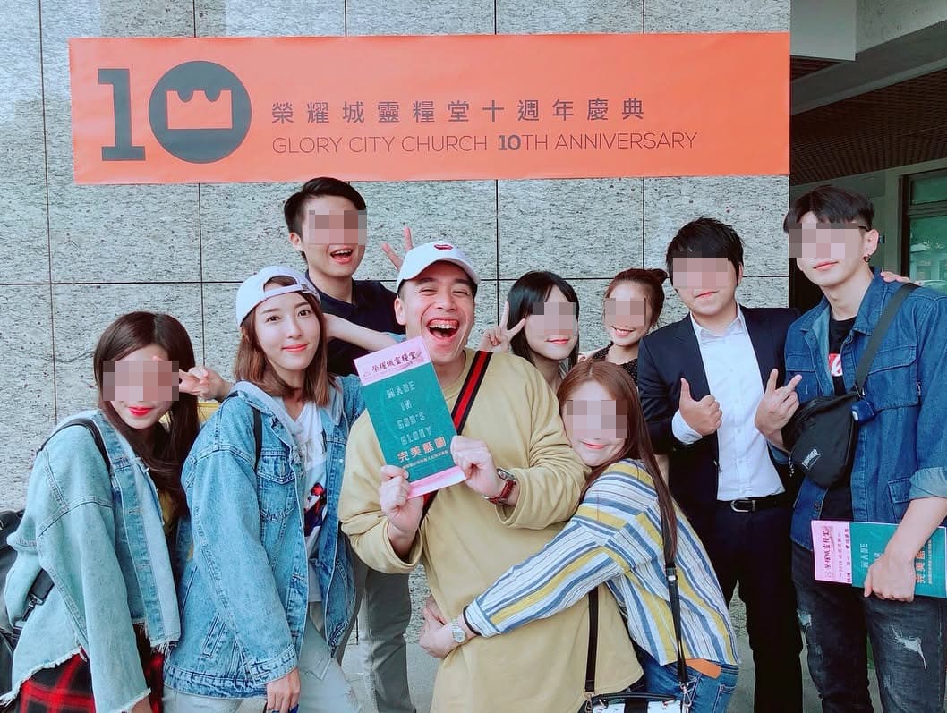 五熊(左二)曾是台北榮耀教會活躍成員,但作風惹議,後來也離開,如今出事慘被切割。左四為無尊。(翻攝自蔡頤榛IG)