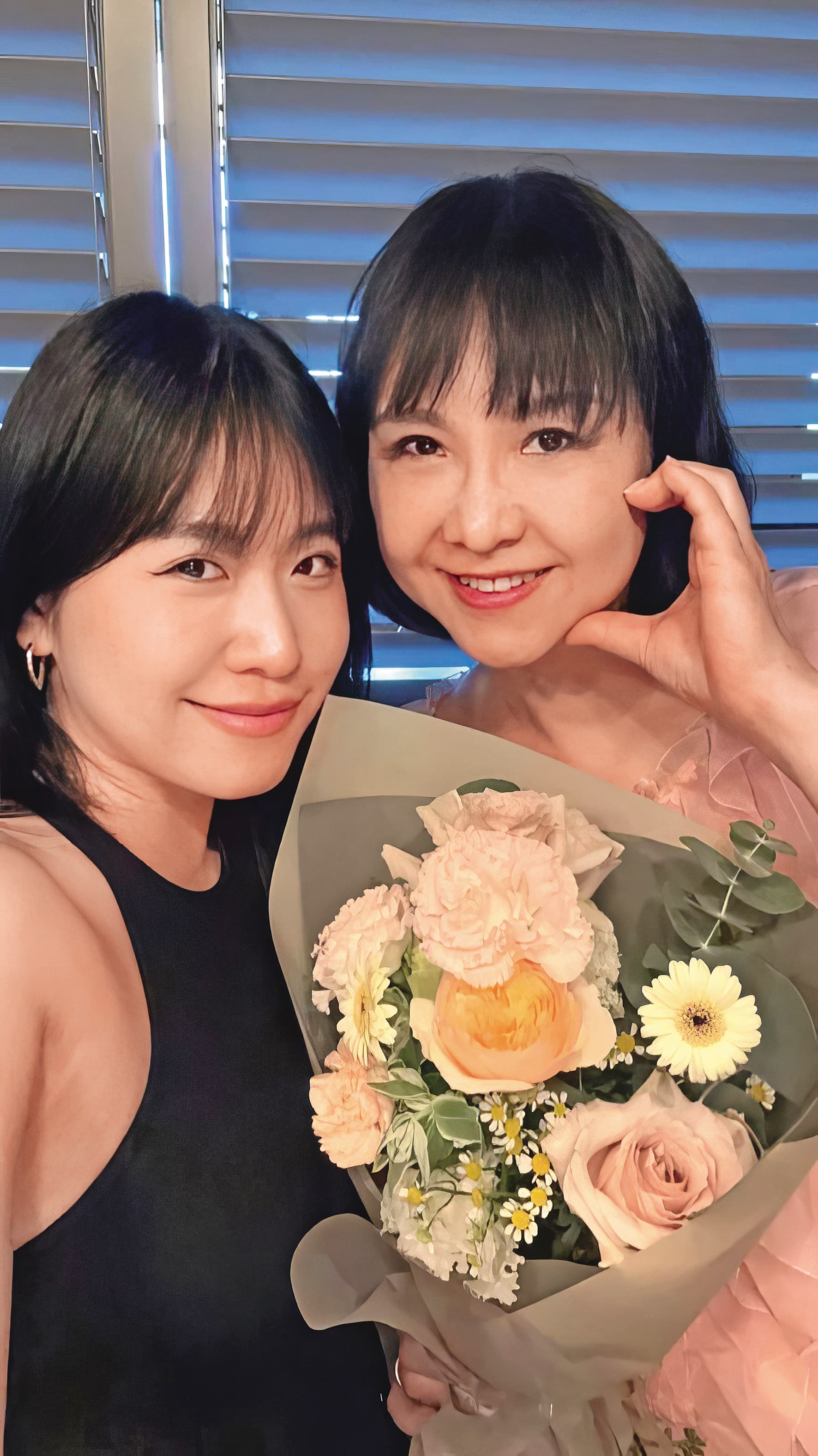 吳宗憲三女兒吳奕佳(左)為張葳葳(右)慶祝母親節,母女感情很好。(翻攝自Olivia IG)