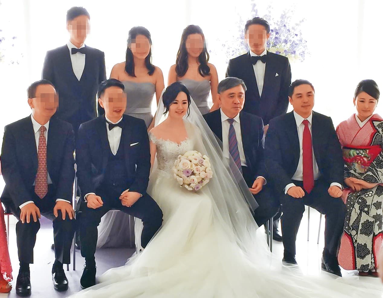 2018年王文洋女兒王思涵(前排右四)與前夫黃建維(前排左二)結婚,由王文洋(前排右三)主婚;兒子王泉仁(前排右二)與麻衣(前排右一)後續也以離婚收場。(讀者提供)