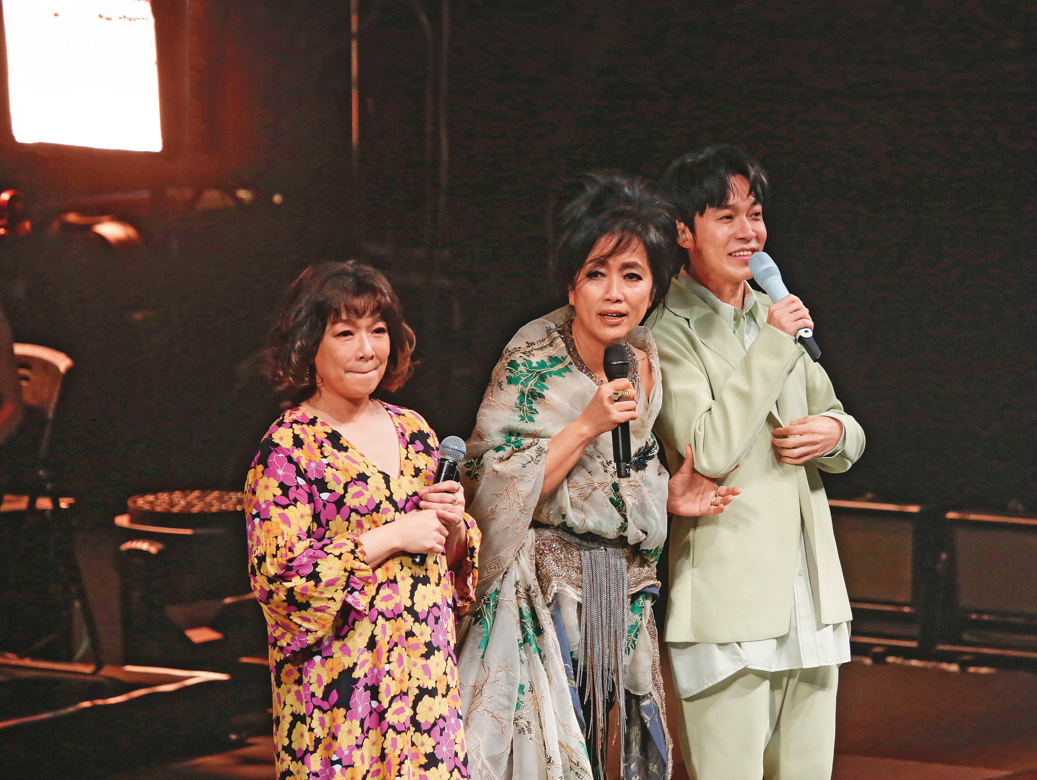 齊豫(中)在國父紀念館舉辦「緣」演唱會,邀來趙詠華(左)、吳青峰(右)助陣。