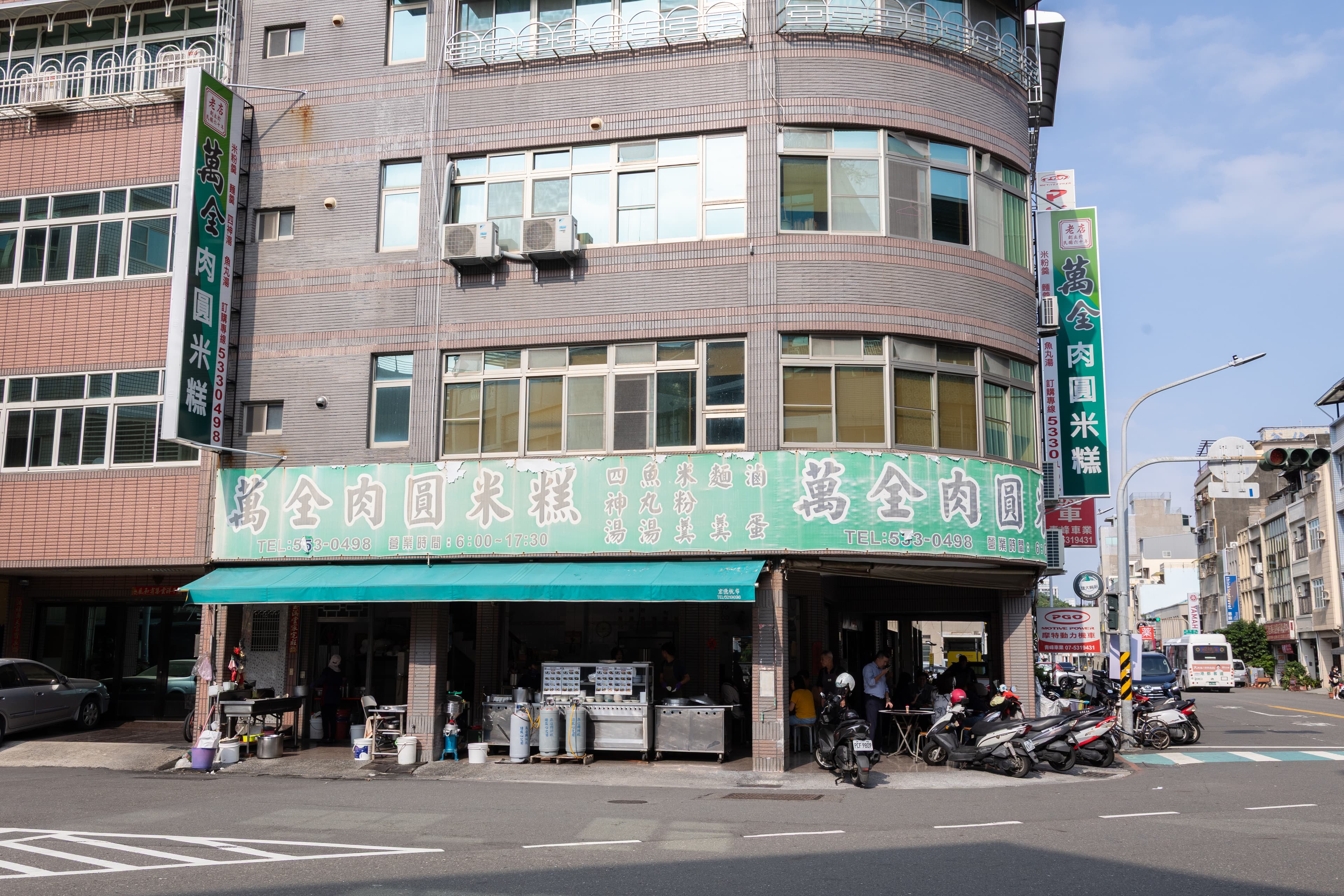 「萬全肉圓米糕」本在騎樓擺攤,1990年才搬到哈瑪星落腳開店。