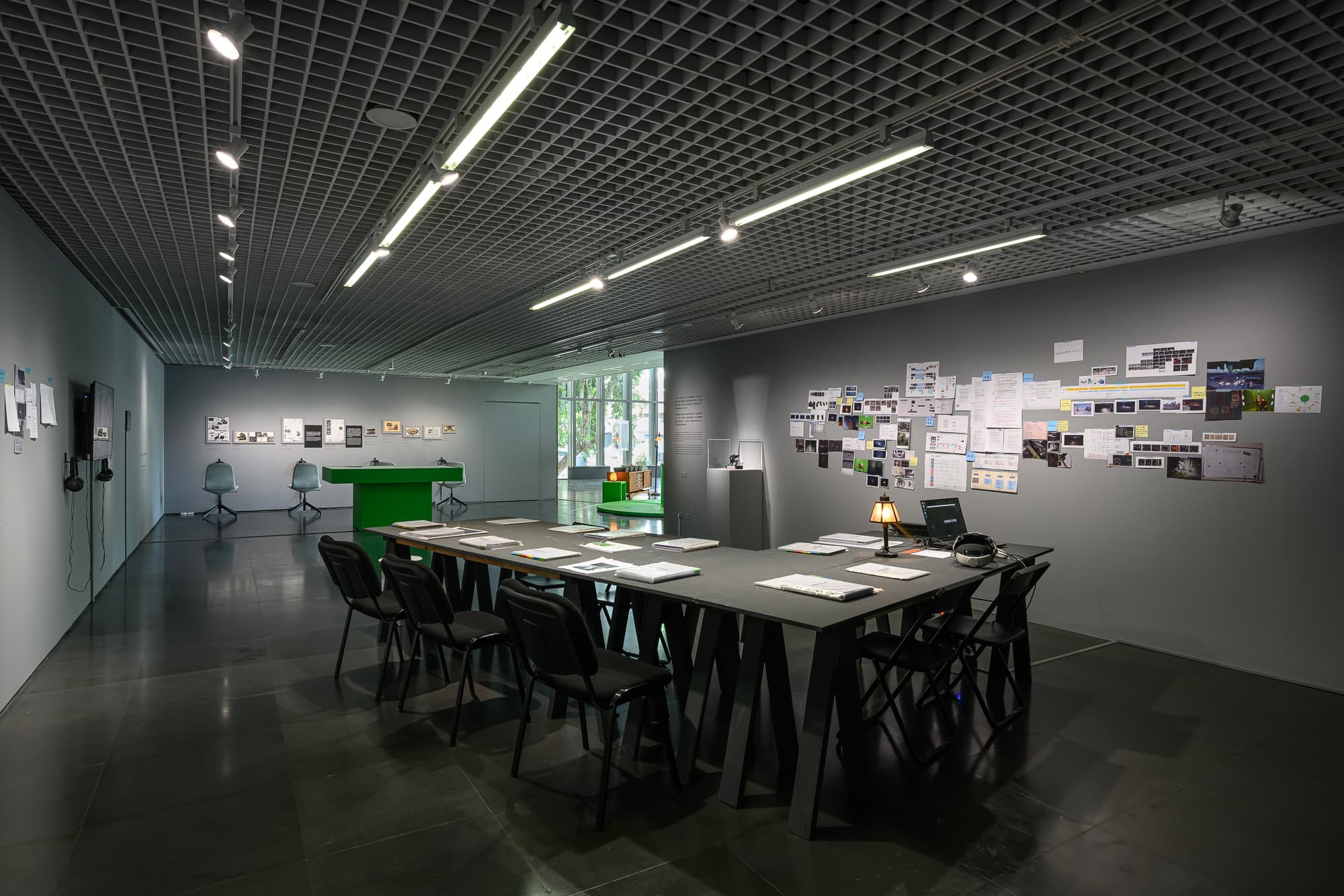 北師美術館的VR幕後工作區展示陳芯宜及團隊的完整創作歷程和手稿。(北師美術館提供/王世邦 Anpis Wang攝影)