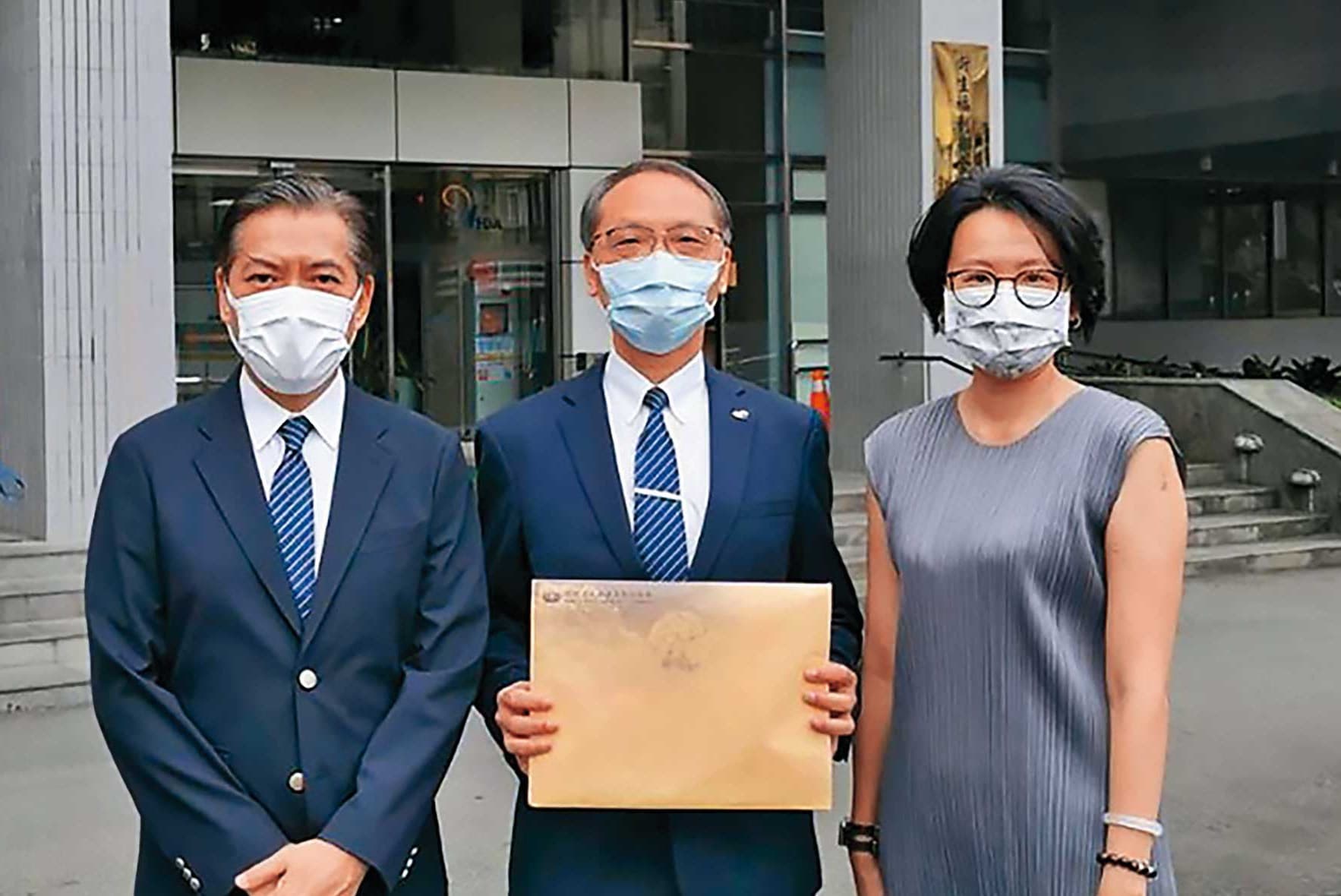 律師陳昱瑄(右)曾陪同慈濟基金會赴衛福部申請送件,協助台灣取得500萬劑BNT疫苗,檢調懷疑她從中牟利。(慈濟基金會提供)