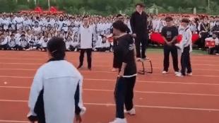 中國高中生在運動會上演刺殺安倍晉三的橋段。(翻攝微博)