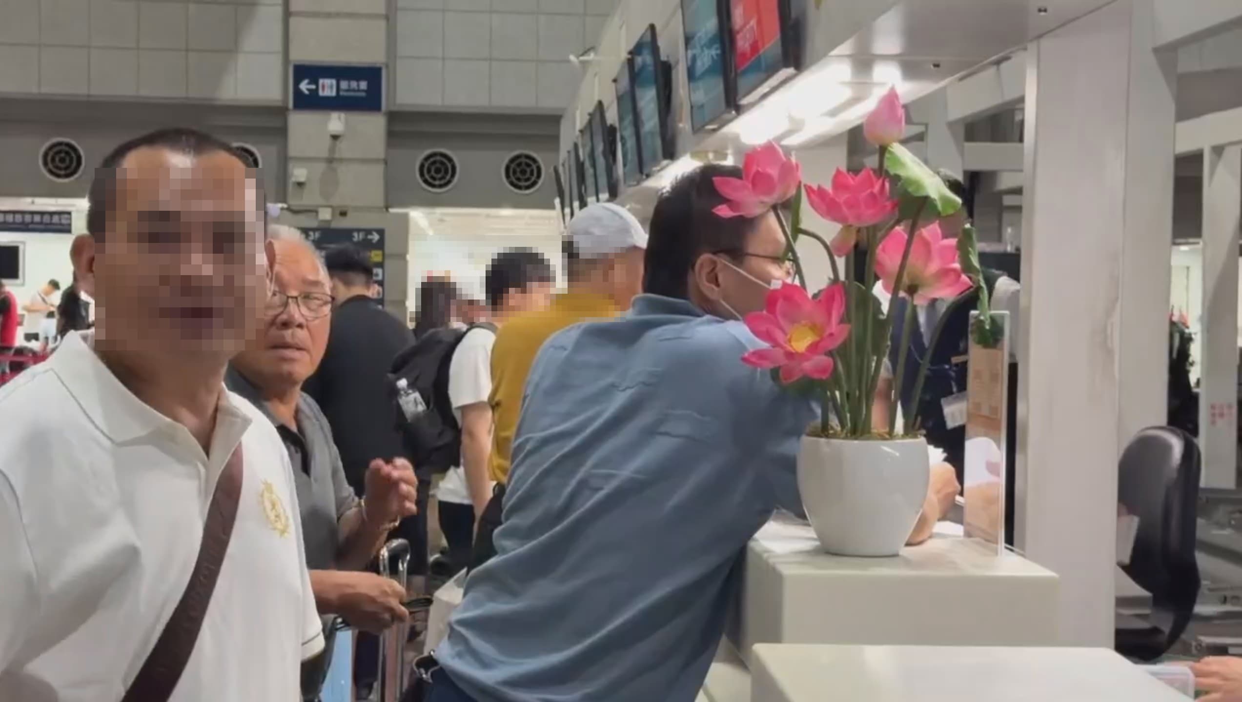 蔡秉雄(左2)日前於趙建銘一起現身機場搭機飛往越南。(鏡新聞提供)