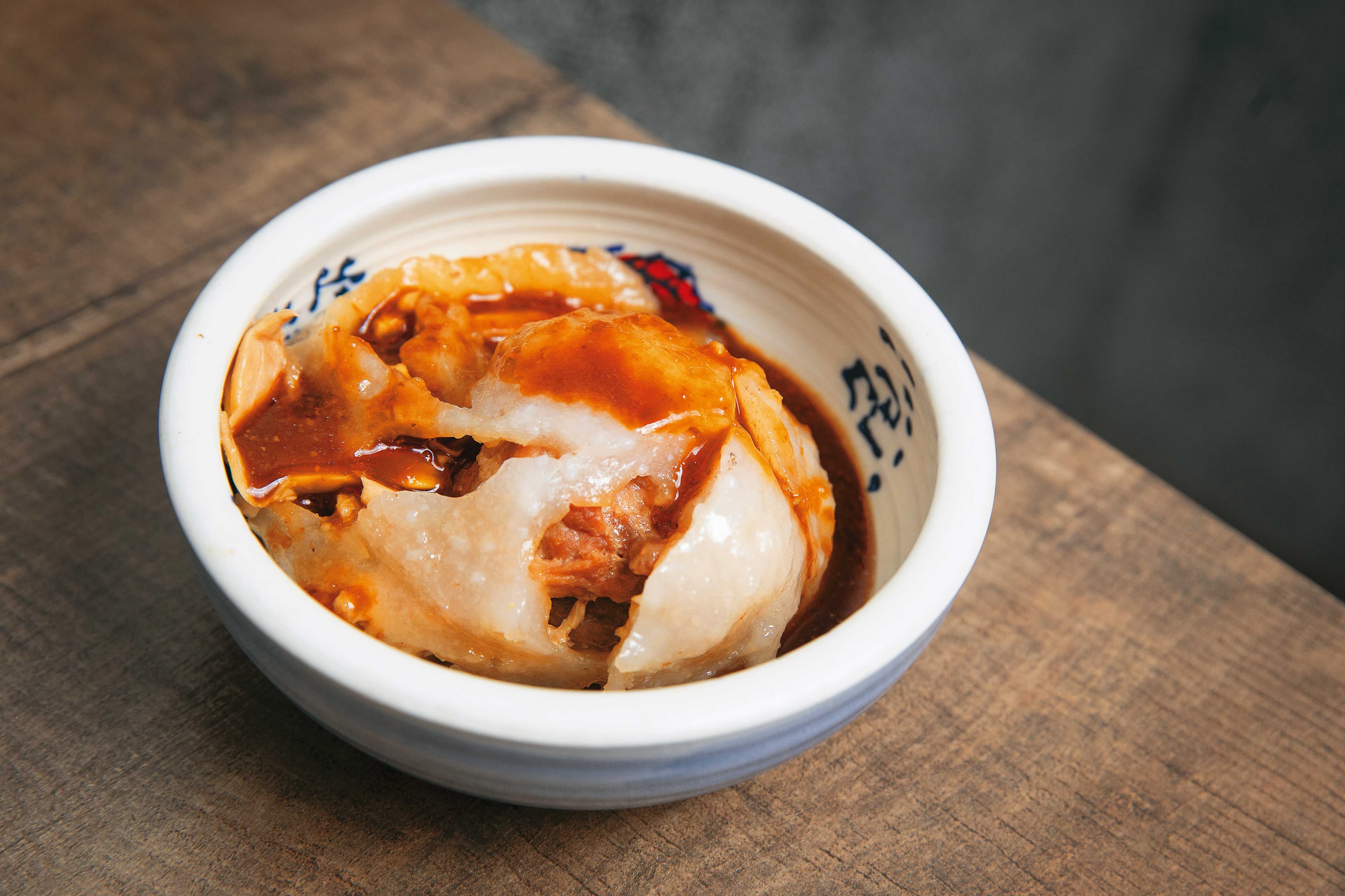 肉圓用料豐富,以五香粉、醬油醃漬的豬胛心肉,口感紮實。(50元/粒)
